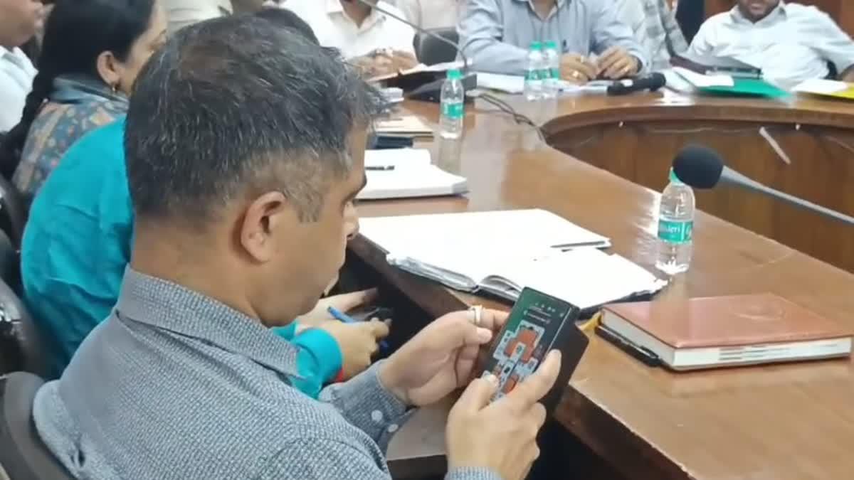 पौड़ी जिला पंचायत बैठक में गजब लापरवाही: जनप्रतिनिधि गिनाते रहे पानी-सड़क की समस्याएं, पर्यटन अधिकारी फोन पर खेलते रहे ताश