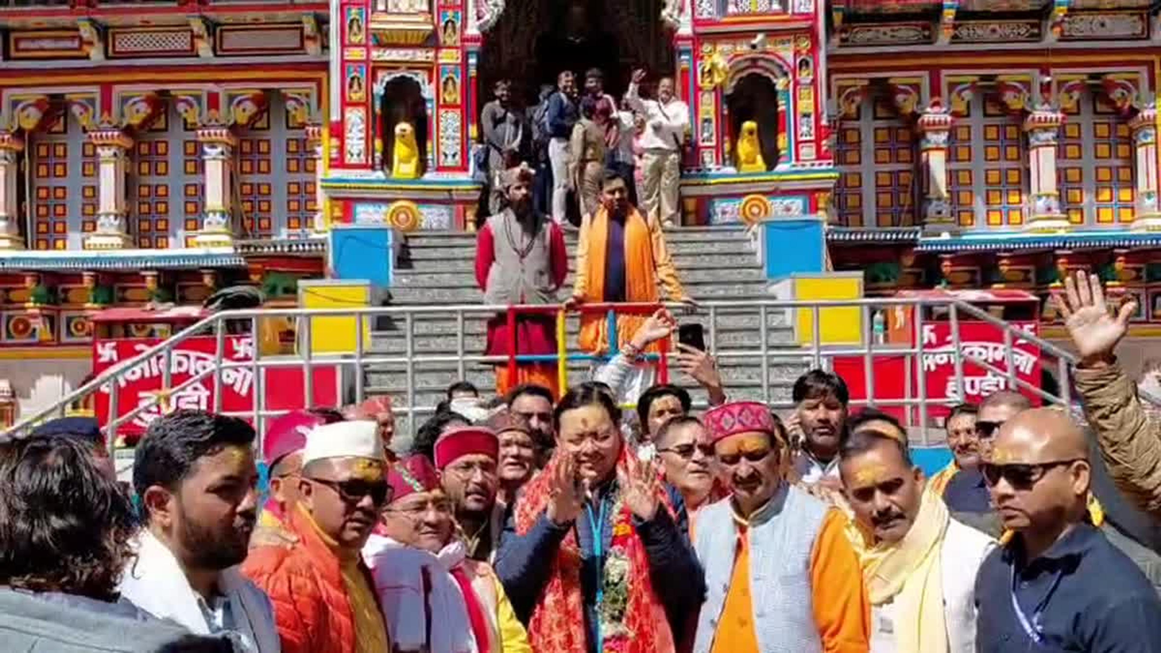 बदरीनाथ पहुंचे सीएम पुष्कर सिंह धामी: ‘देवभूमि सांस्कृतिक महोत्सव’ में की शिरकत, बामणी में किया ‘चाचणी नृत्य’; मास्टर प्लान कार्यों का लिया जायजा