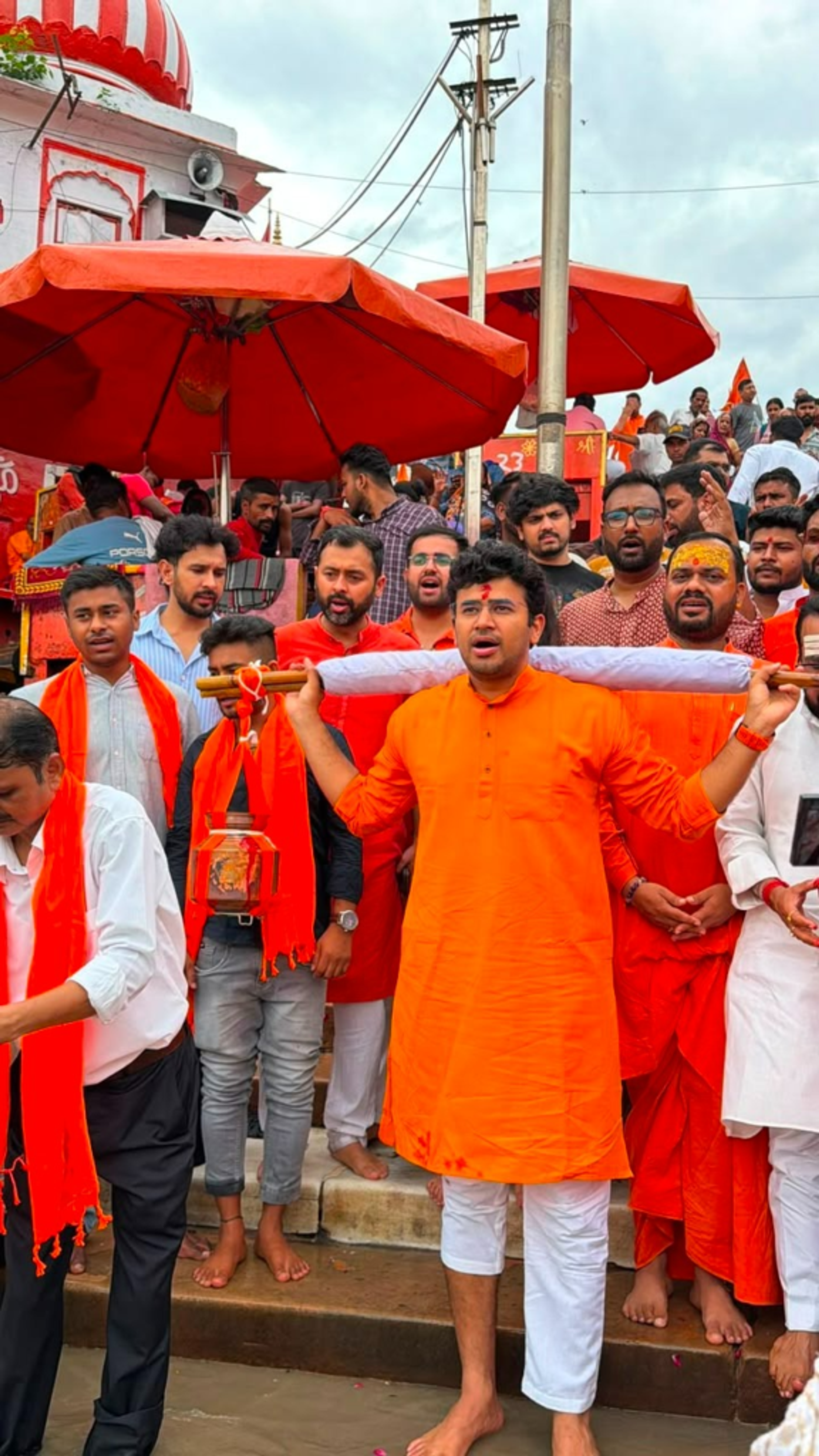 भाजपा युवा मोर्चा के राष्ट्रीय अध्यक्ष तेजस्वी सूर्या सैकड़ों युवाओं के साथ कांवड़ लेकर पहुंचे वीरभद्र, ऋषिकेश