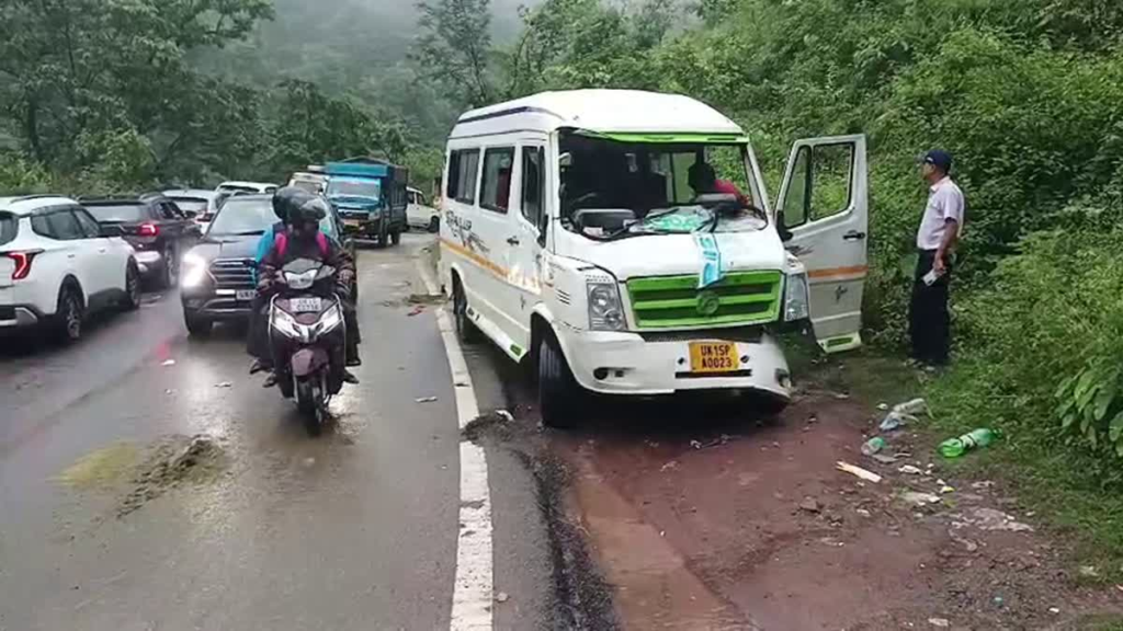 कोटद्वार: NH-534 पर हाथियों के झुंड का भारी उत्पात; शिक्षकों के वाहन को तोड़ा, ढाई घंटे तक थमा रहा हाईवे