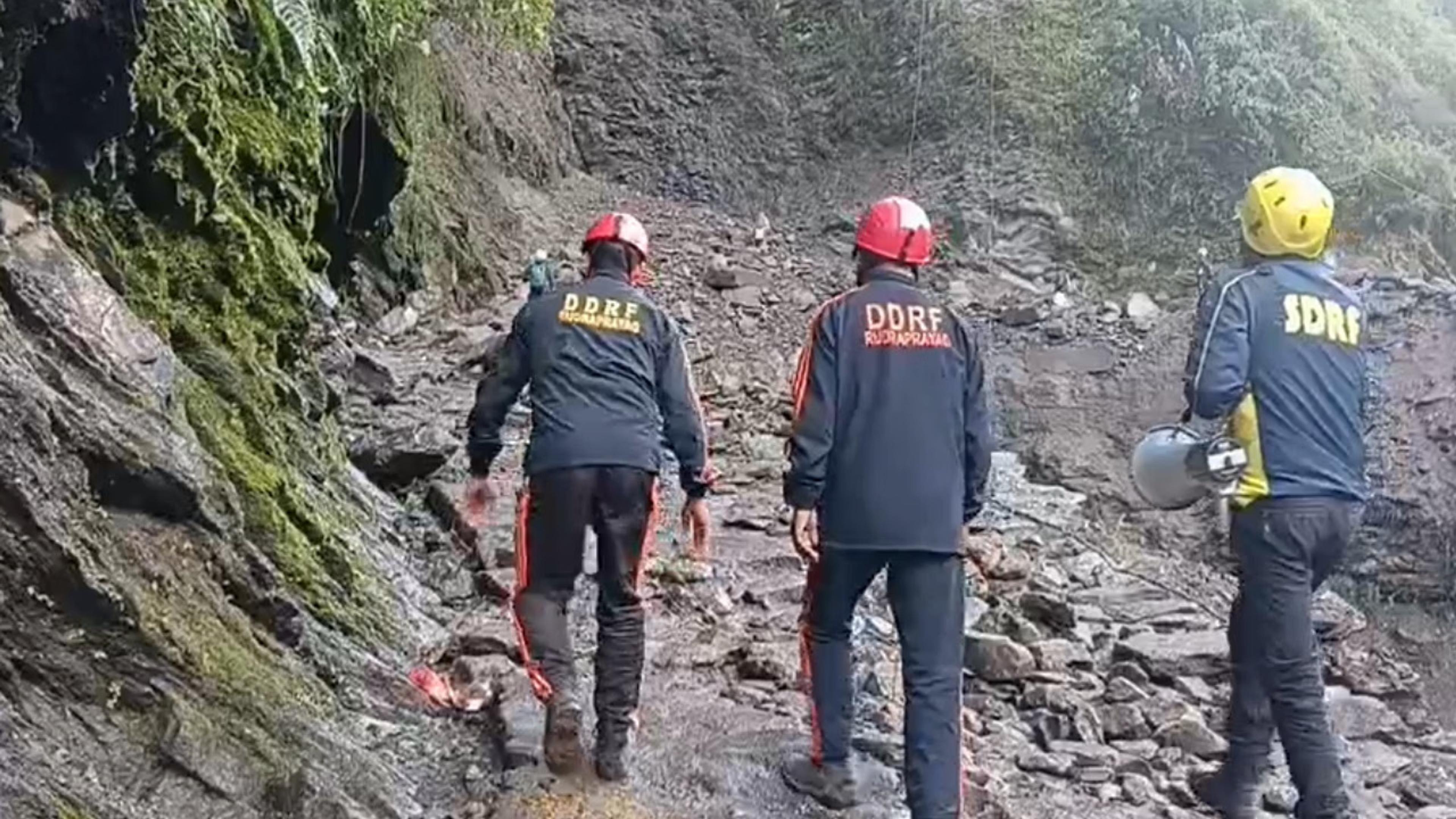 केदारनाथ पैदल मार्ग पर चीरबासा के पास पहाड़ी से गिरे पत्थर, घोड़ा संचालक गंभीर रूप से घायल; रेस्क्यू कर अस्पताल पहुंचाया