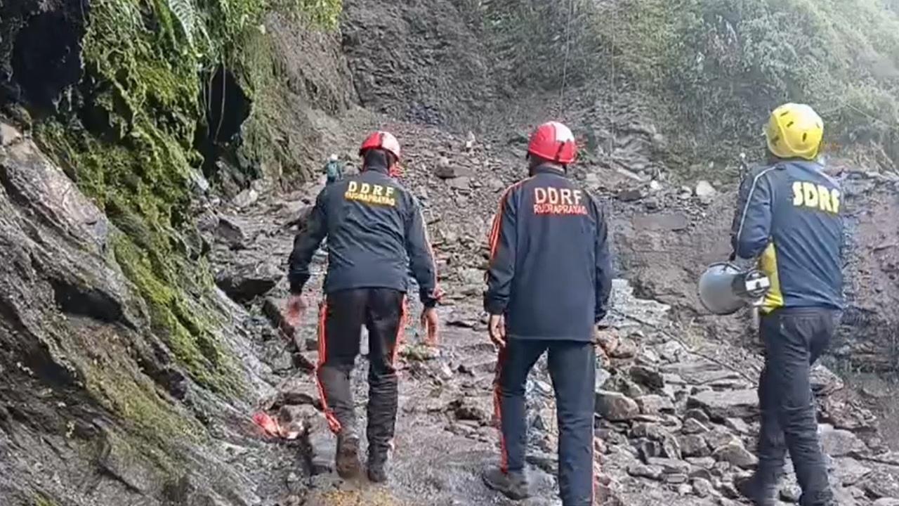 केदारनाथ पैदल मार्ग पर चीरबासा के पास पहाड़ी से गिरे पत्थर, घोड़ा संचालक गंभीर रूप से घायल; रेस्क्यू कर अस्पताल पहुंचाया