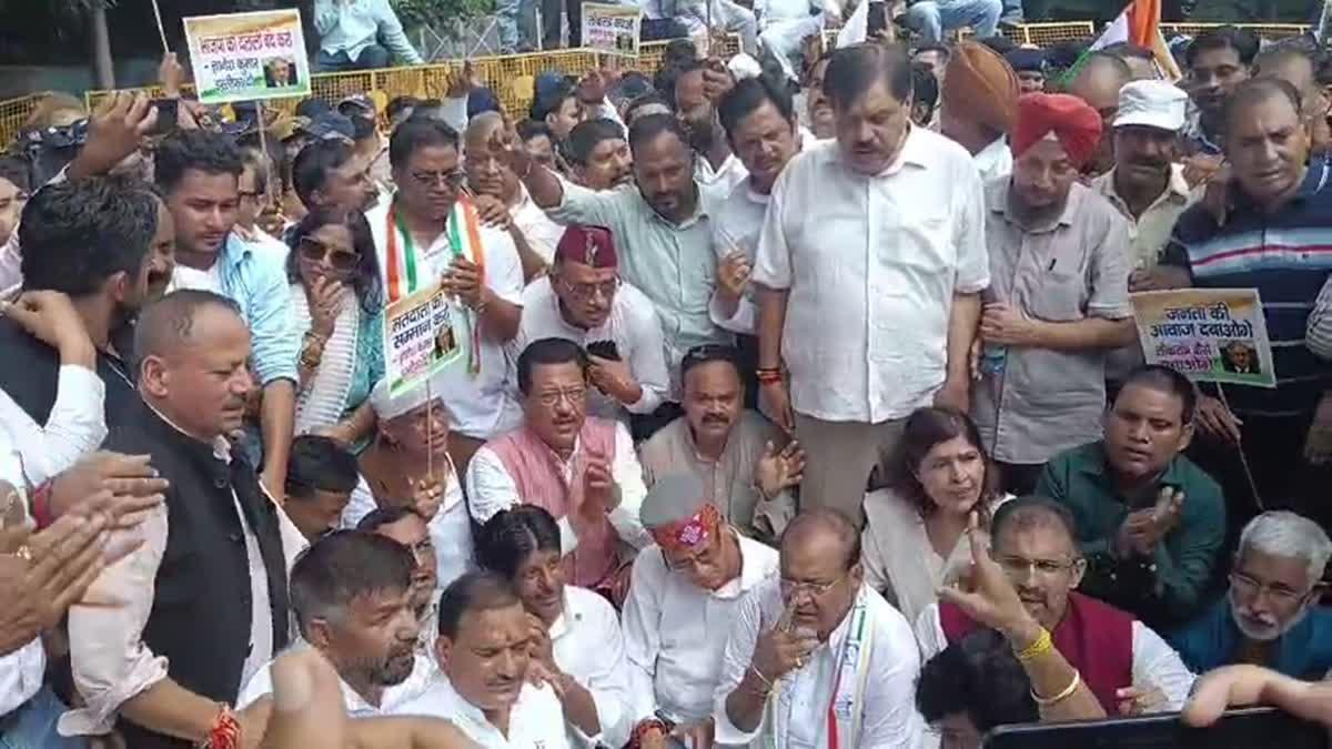 देहरादून में कांग्रेस का सचिवालय कूच: CEC ज्ञानेश कुमार के इस्तीफे पर अड़ी पार्टी, पुलिस बैरिकेडिंग पर तीखी नोकझोंक