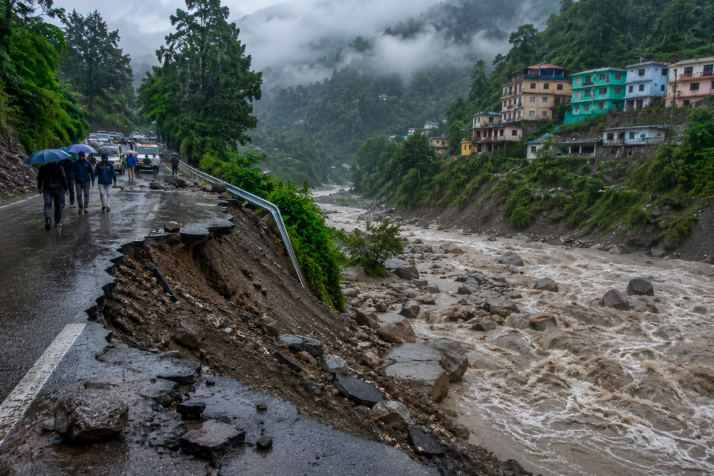 उत्तराखंड में मानसून का तांडव: 72 सड़कें बंद, भूस्खलन से जनजीवन अस्त-व्यस्त; नदियों के जलस्तर पर प्रशासन की पैनी नजर