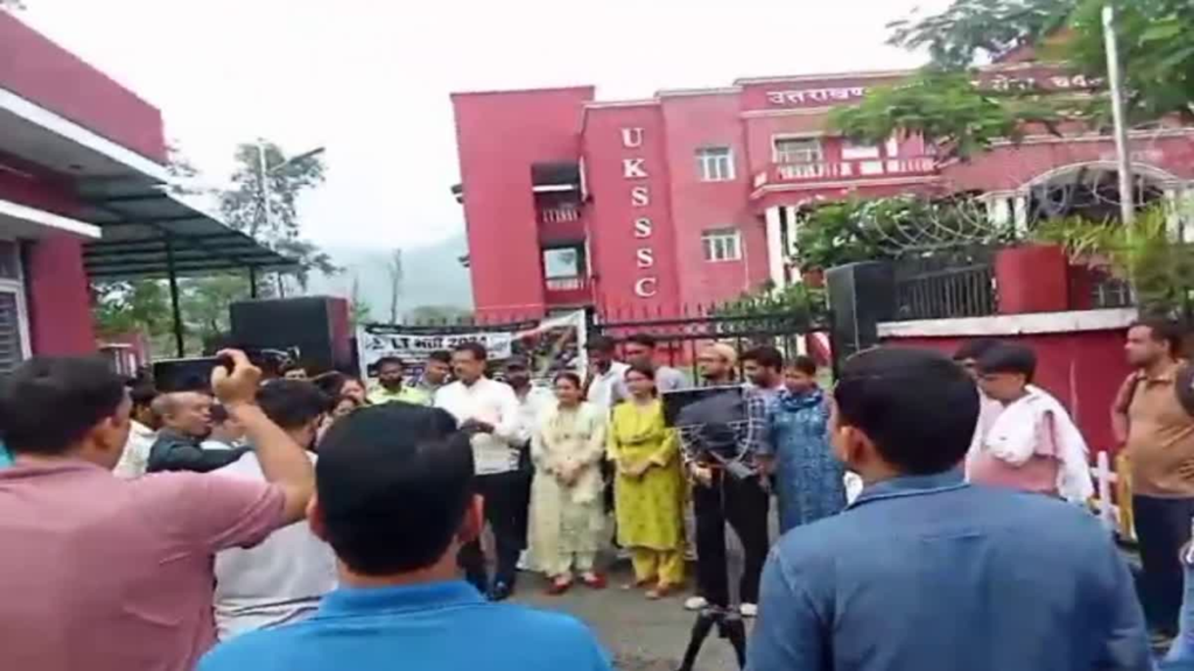 UKSSSC भर्ती विवाद: कट-ऑफ के गणित पर भड़के अभ्यर्थी; सड़क पर आंदोलन, हाईकोर्ट में मंगलवार को अहम सुनवाई