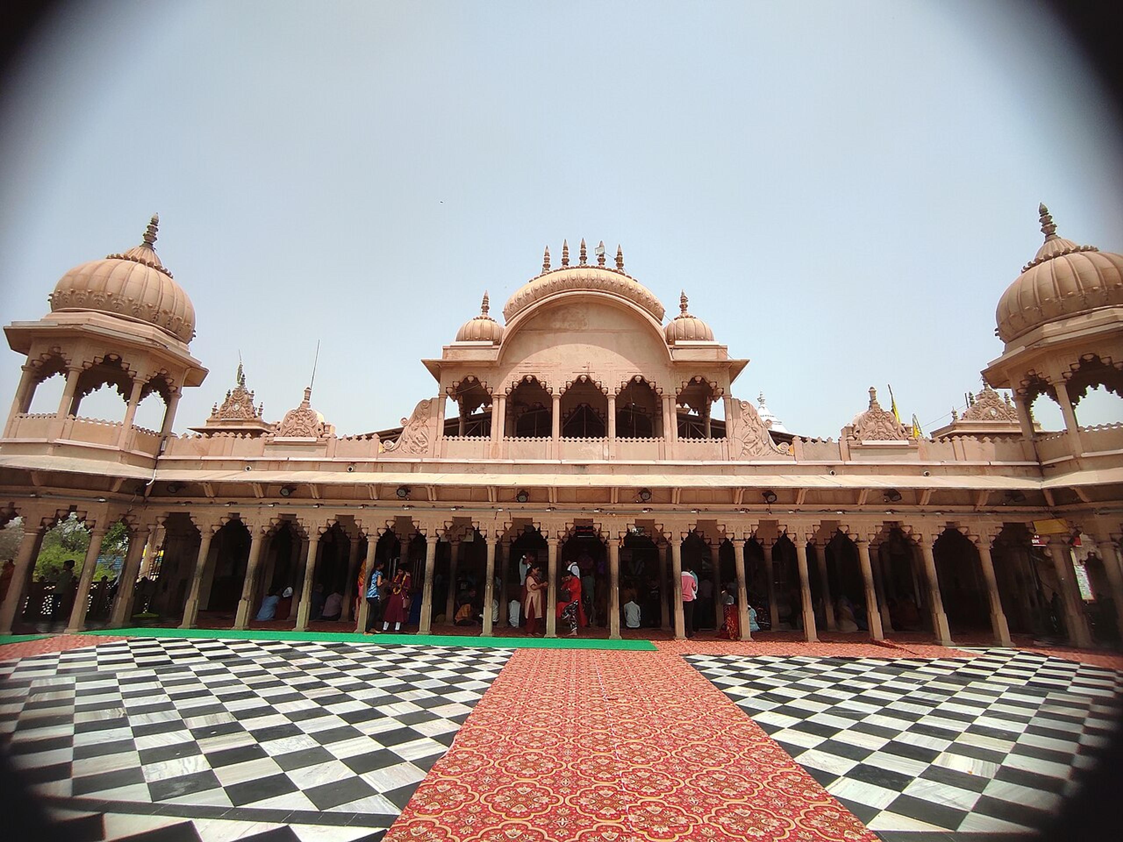 राधा अष्टमी पर भक्ति में डूबा ब्रज, बरसाना के श्री राधा रानी मंदिर में उमड़े श्रद्धालु