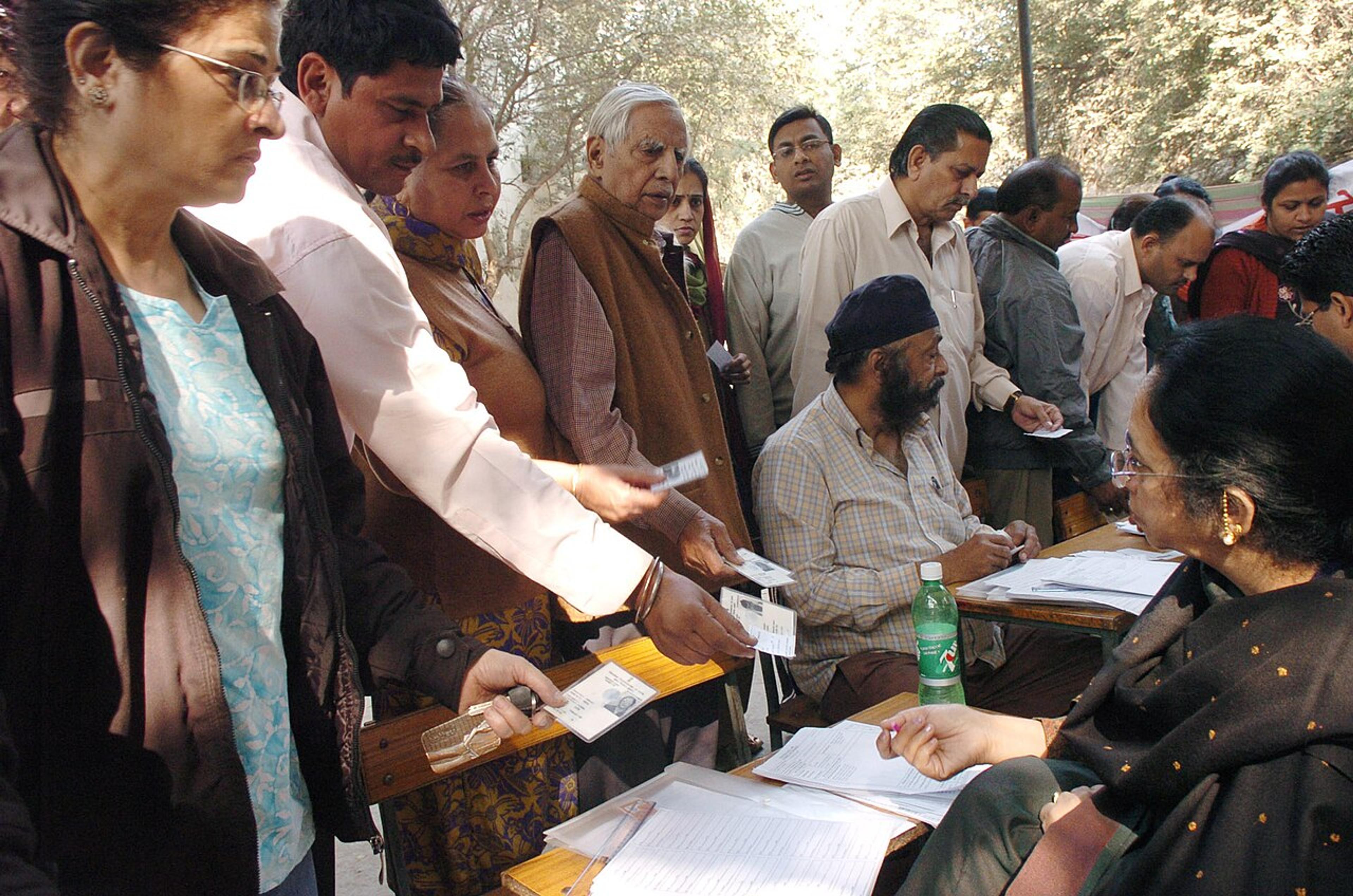 दिल्ली में छूटे मतदाताओं के लिए विशेष शिविर, हर मतदान केंद्र पर सुबह दस से शाम पांच बजे तक मौका