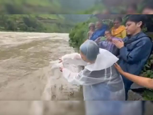 सात समंदर पार का अमर प्रेम: अमेरिकी पति की अंतिम इच्छा पूरी करने जापान से बागेश्वर पहुंचीं पत्नी, सरयू नदी में प्रवाहित कीं अस्थियां