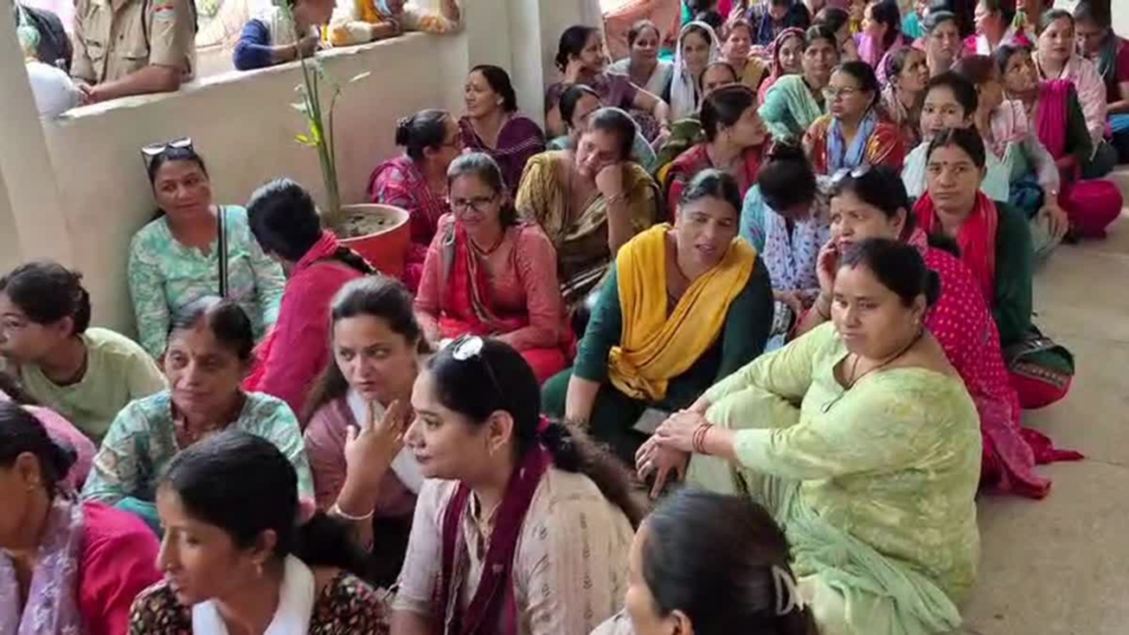 ऋषिकेश में LUCC चिटफंड घोटाले के पीड़ितों का प्रदर्शन: धनवापसी आवेदन प्रक्रिया सरल करने की मांग, चेताया- नहीं सुनी गई बात तो जाएंगे कोर्ट