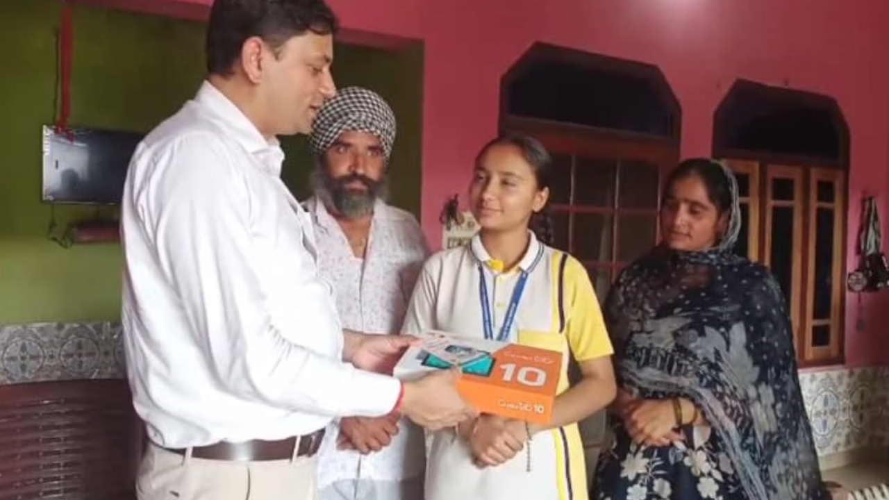 खुद से पहले जरूरतमंद साथियों की सोची, मुरीद हुए सीएम धामी: हरिद्वार की छात्रा लवप्रीत के घर पहुंचा टैबलेट; संवेदनशील सोच को मिला सम्मान