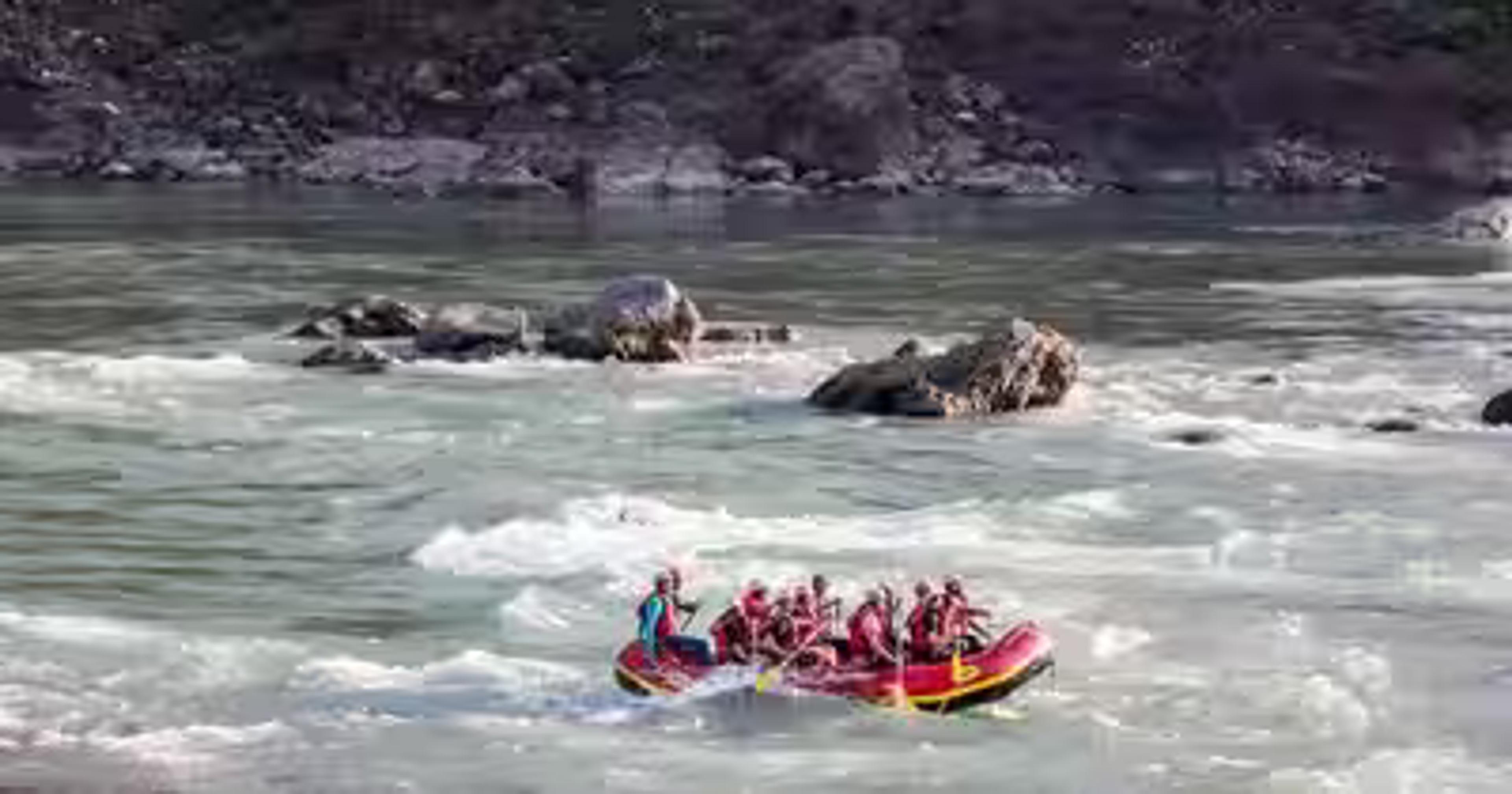 गंगा की लहरों पर फिर शुरू हुआ रोमांच का सफर: मुनि की रेती में नए राफ्टिंग सीजन का आगाज, वैदिक मंत्रोच्चार के साथ हुआ गंगा पूजन