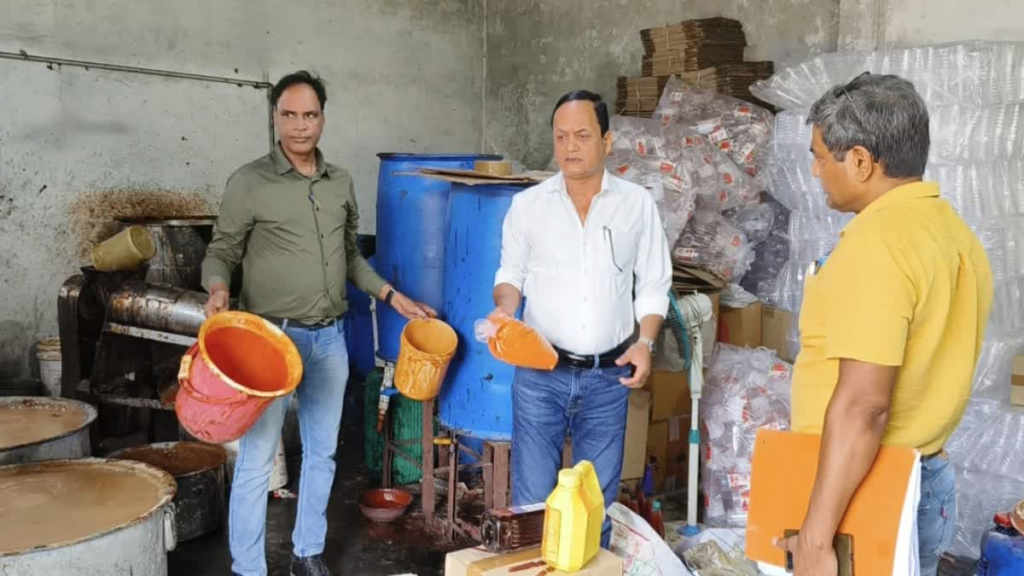 सावधान! रुड़की में गंदगी के बीच बन रहा था 8 कुंतल सॉस: खाद्य सुरक्षा विभाग की बड़ी कार्रवाई, 351 बोतलें सीज और फैक्ट्री पर जड़ा ताला