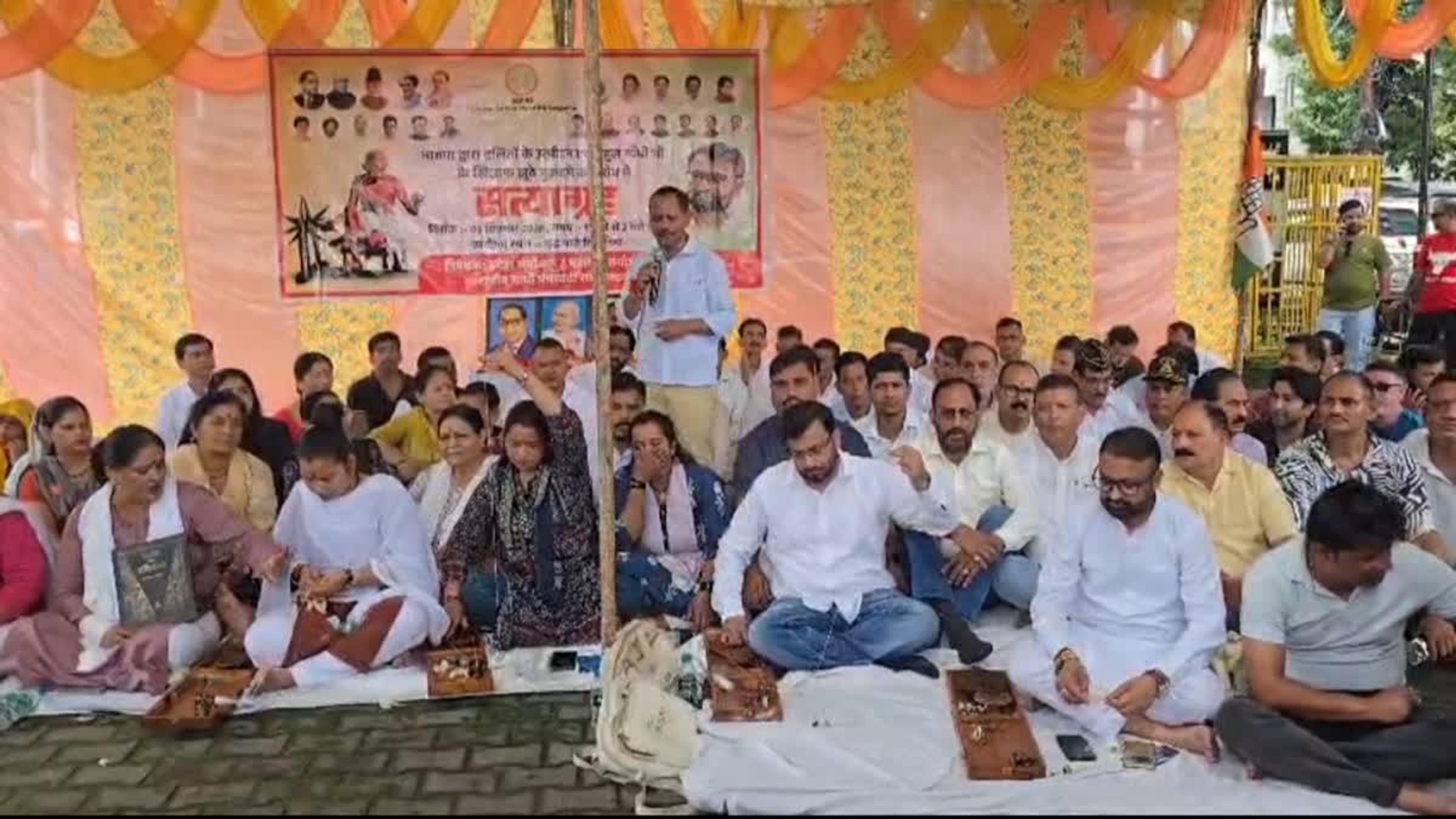 हल्द्वानी: शुद्धिकरण विवाद और दलित मुद्दों पर कांग्रेस का सत्याग्रह, कार्यकर्ताओं ने चरखा चलाकर जताया विरोध
