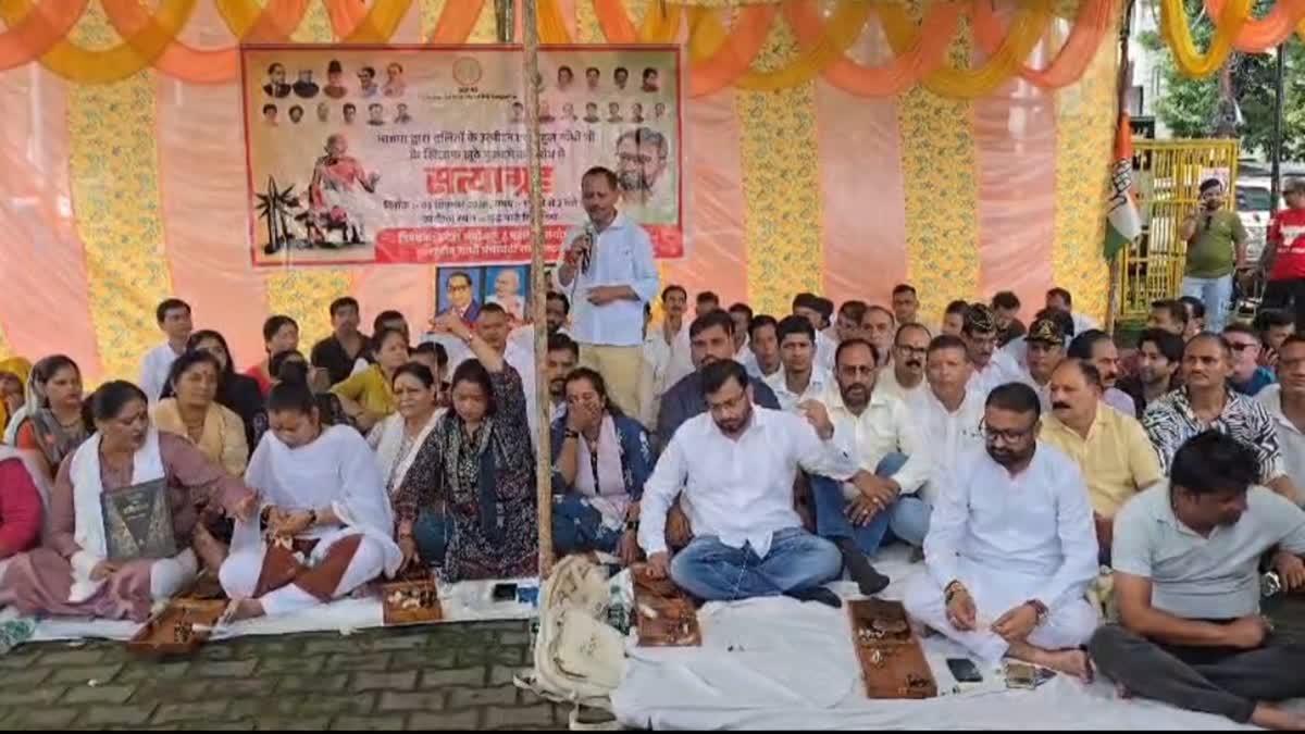 हल्द्वानी: शुद्धिकरण विवाद और दलित मुद्दों पर कांग्रेस का सत्याग्रह, कार्यकर्ताओं ने चरखा चलाकर जताया विरोध