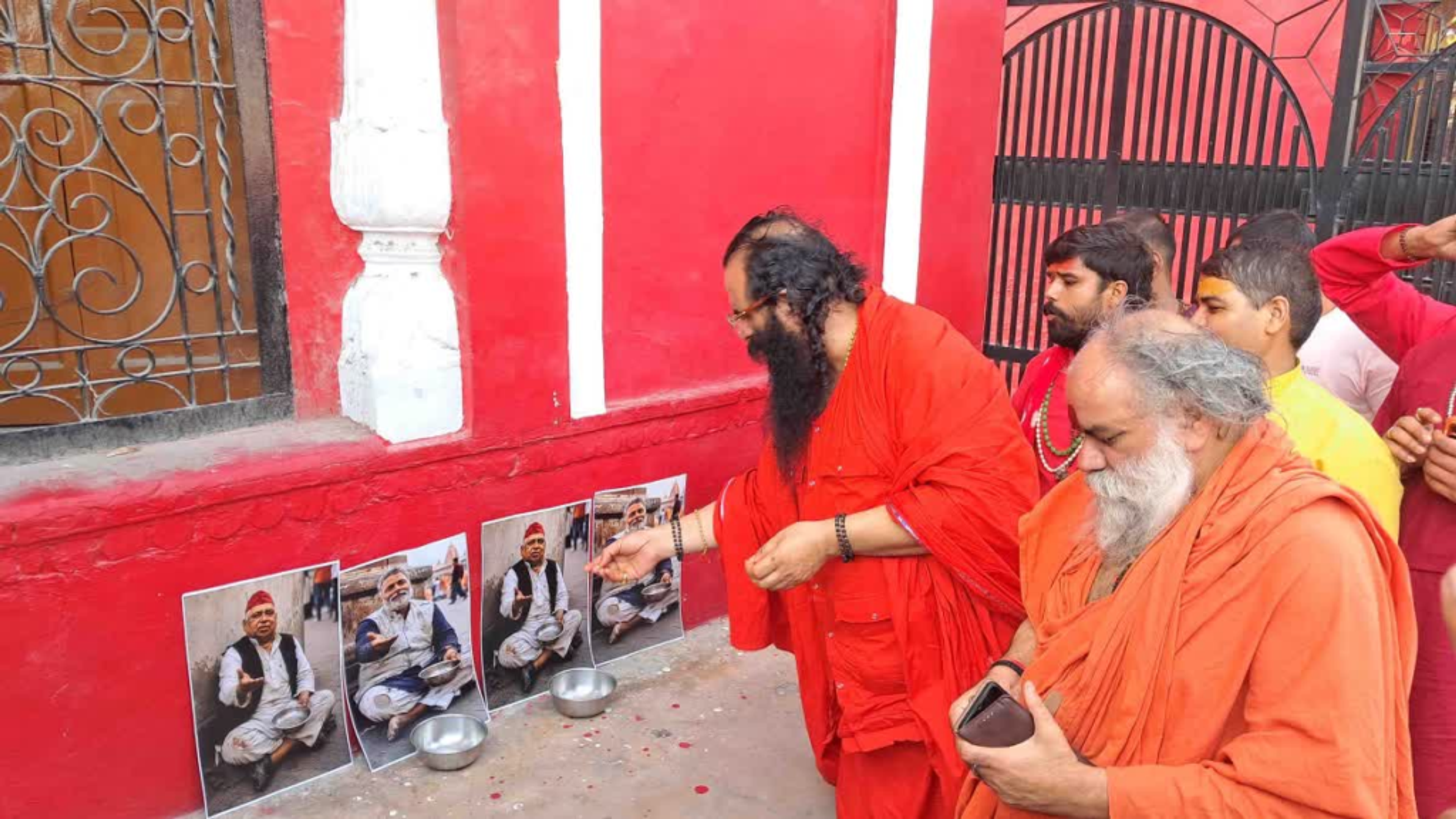 पप्पू यादव का हरिद्वार में विरोध: संतों ने पोस्टरों के आगे रखा कटोरा, कुंभ में प्रवेश न देने की दी चेतावनी