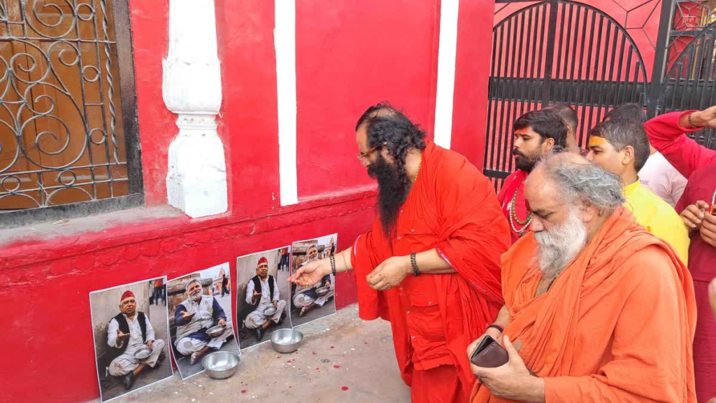पप्पू यादव का हरिद्वार में विरोध: संतों ने पोस्टरों के आगे रखा कटोरा, कुंभ में प्रवेश न देने की दी चेतावनी