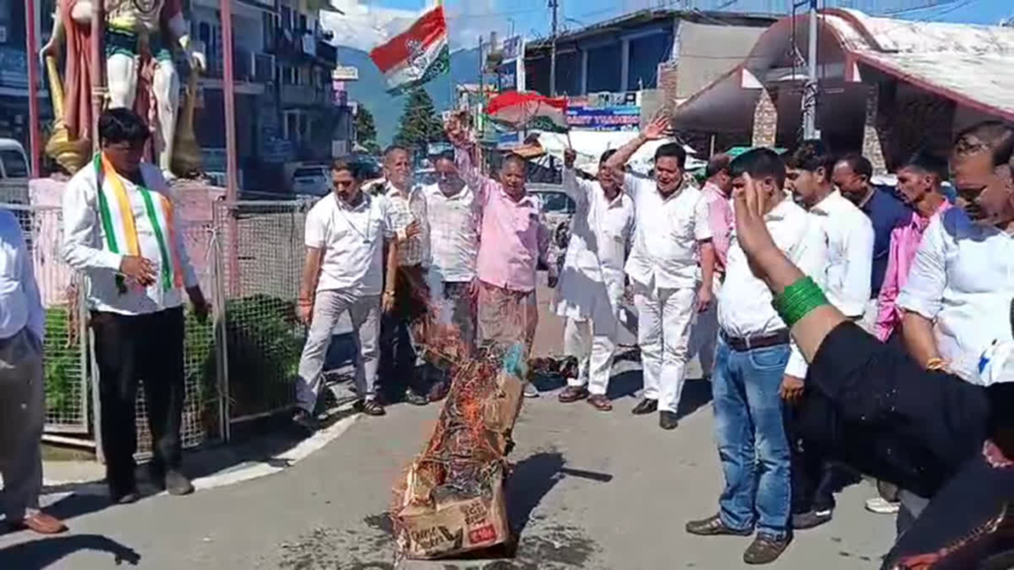 रामलीला ग्राउंड शुद्धिकरण मामला: उत्तराखंड में गरमाई सियासत; प्रदेशभर में कांग्रेस का मोर्चा, दोषियों पर कार्रवाई की मांग