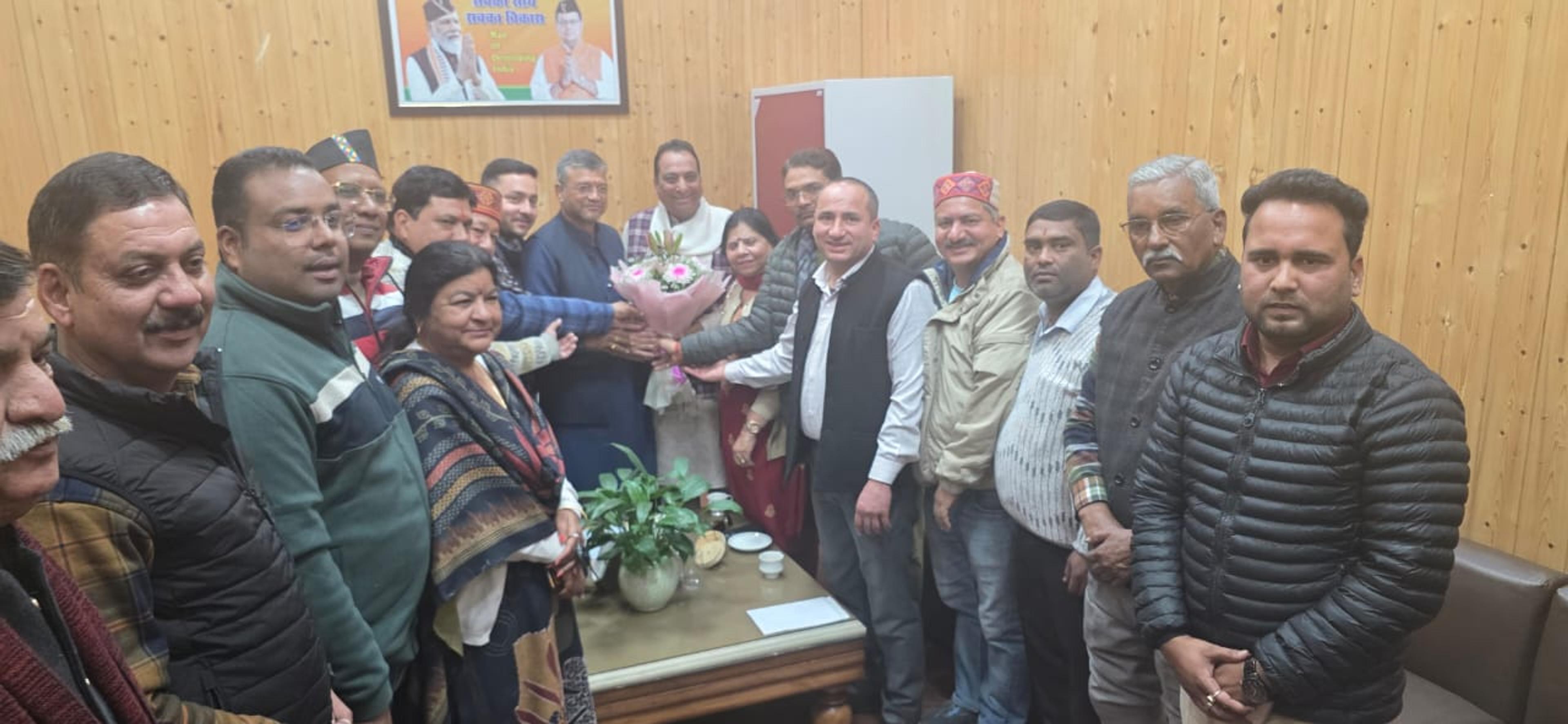 देहरादून नगर निगम में 'हाई-वोल्टेज' ड्रामा: पार्षदों के तेवर देख झुका नगर निगम प्रशासन, अब नहीं रुकेंगे विकास कार्य