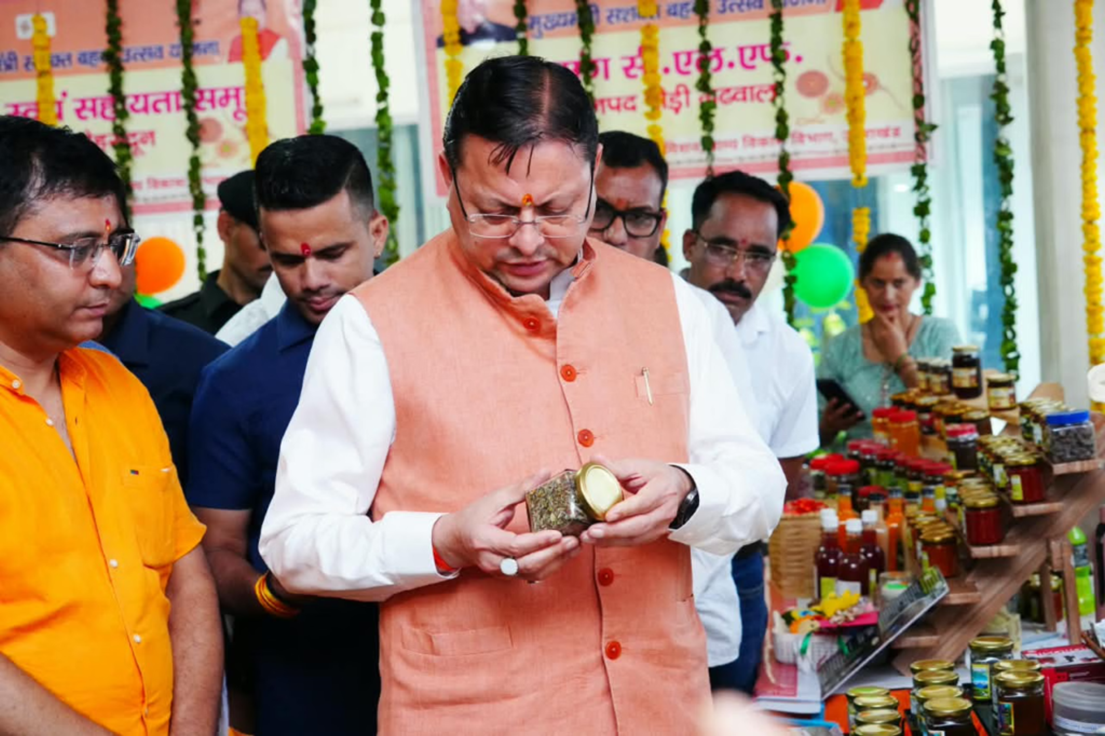 वोकल फॉर लोकल: CM धामी ने ‘सशक्त बहना उत्सव’ में की खरीदारी; बोले- त्योहारों पर स्थानीय उत्पादों को दें प्राथमिकता, मजबूत होगी मातृशक्ति