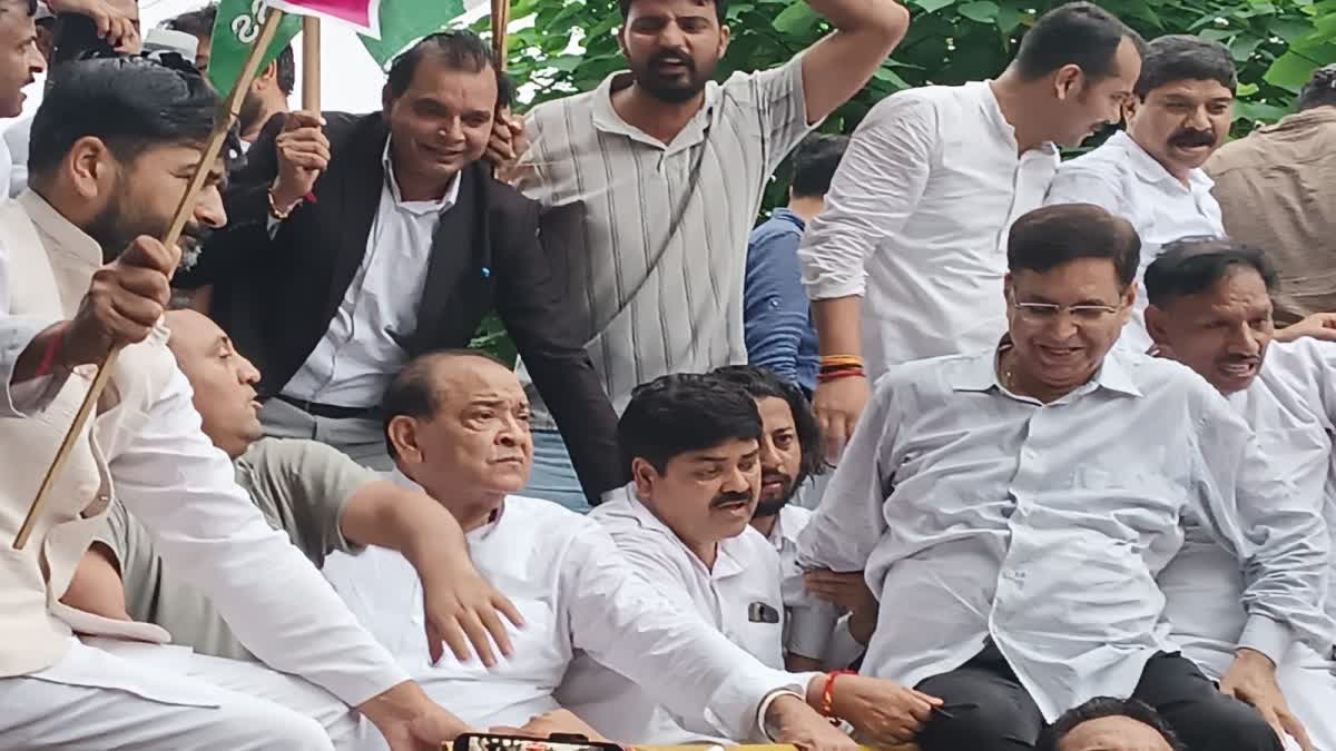 मल्लिकार्जुन खड़गे के कथित अपमान पर देहरादून में कांग्रेस का भारी बवाल: सचिवालय कूच के दौरान पुलिस से तीखी झड़प, हरक सिंह रावत की तबीयत बिगड़ी; कई नेता हिरासत में