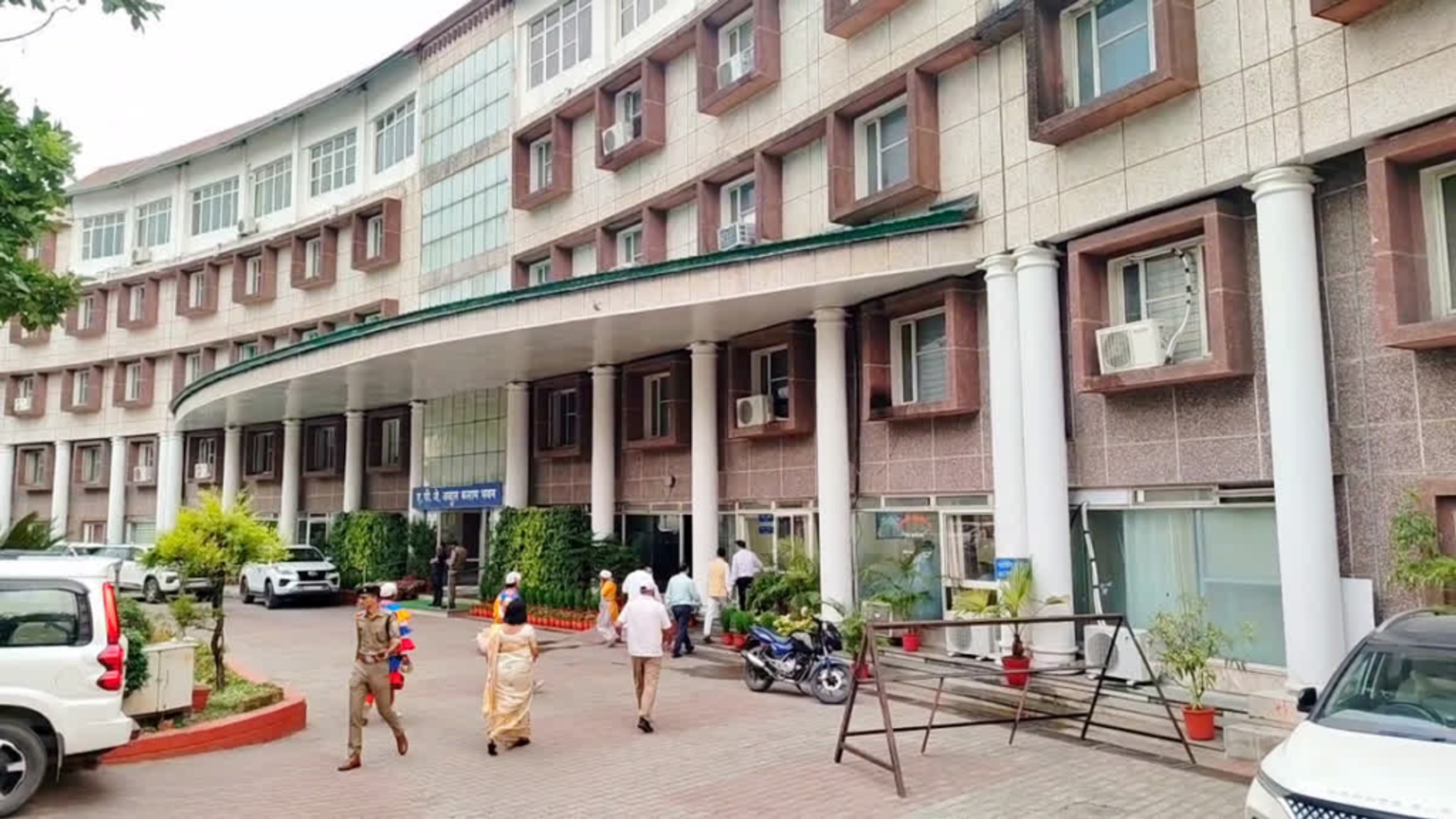 उत्तराखंड में अगले 6 महीने कर्मचारियों की हड़ताल पर रोक: धामी सरकार ने लागू किया एस्मा; चुनाव से पहले बड़ा कदम