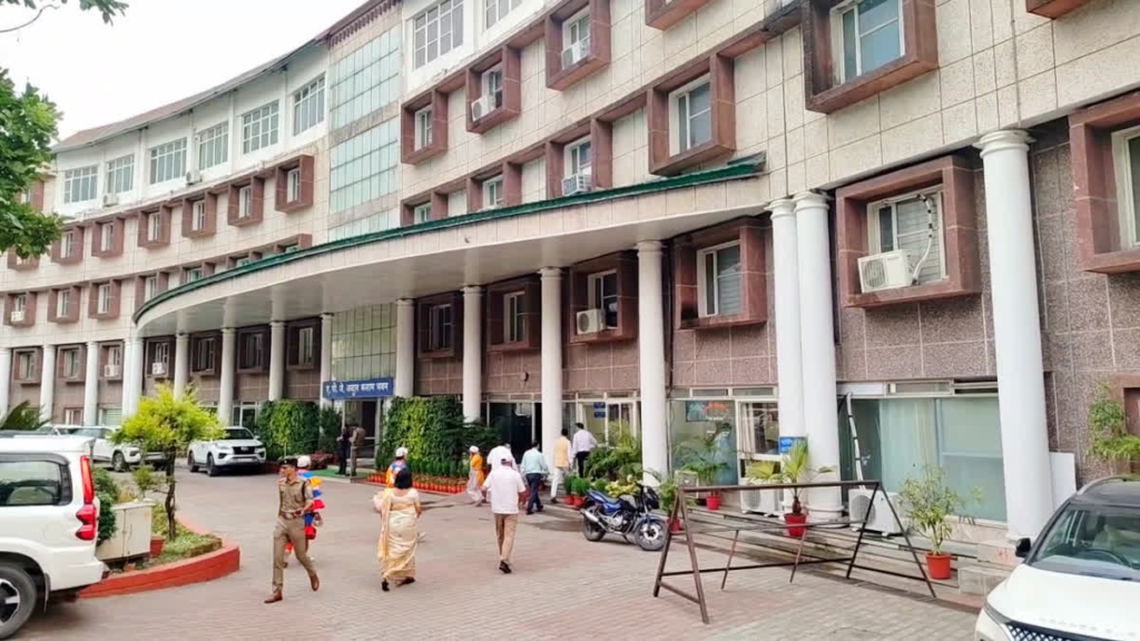 उत्तराखंड में अगले 6 महीने कर्मचारियों की हड़ताल पर रोक: धामी सरकार ने लागू किया एस्मा; चुनाव से पहले बड़ा कदम