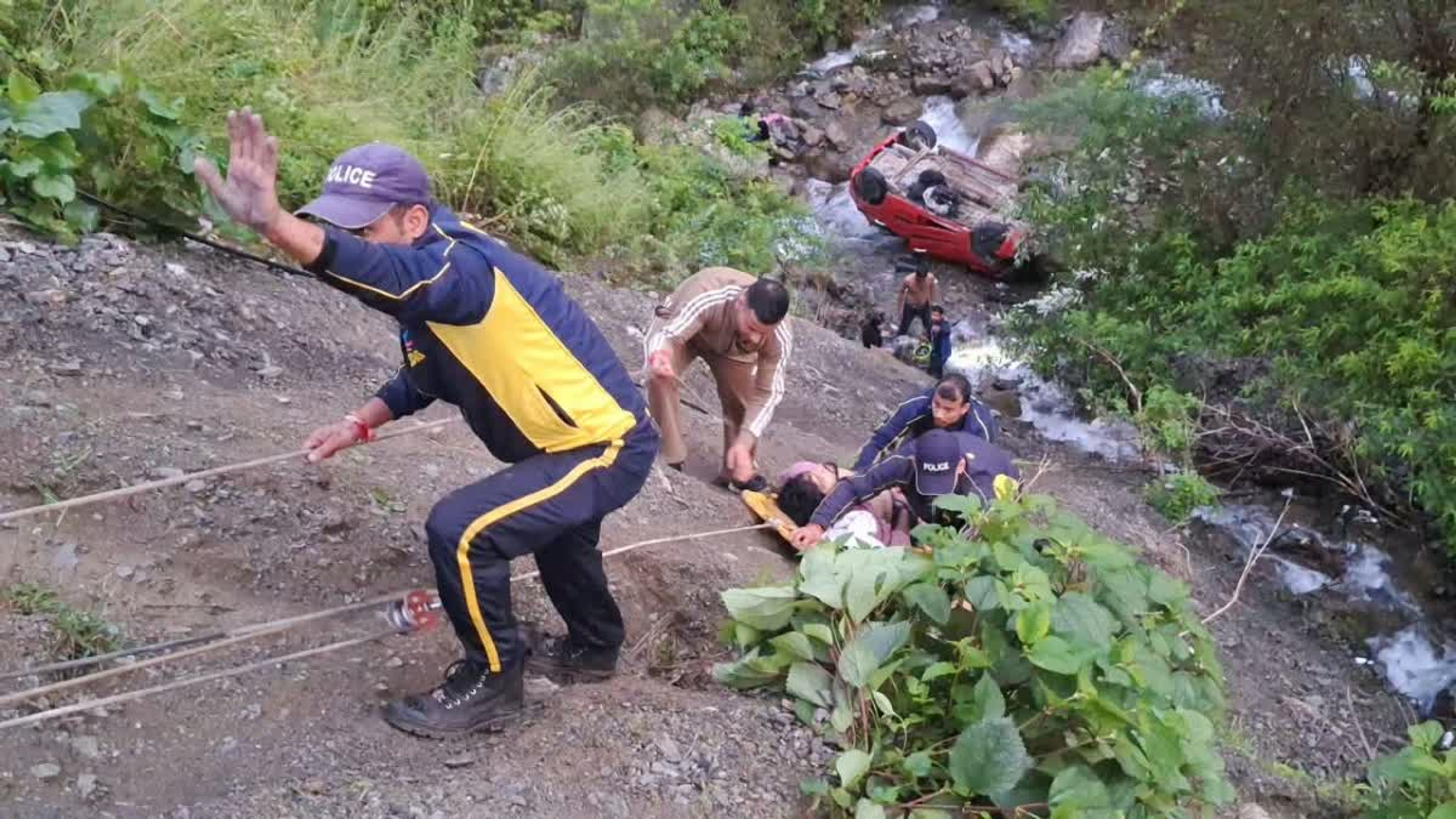 देहरादून: चकराता में 35 मीटर गहरी खाई में गिरी पर्यटकों की कार, 5 लोग घायल; SDRF ने किया सुरक्षित रेस्क्यू