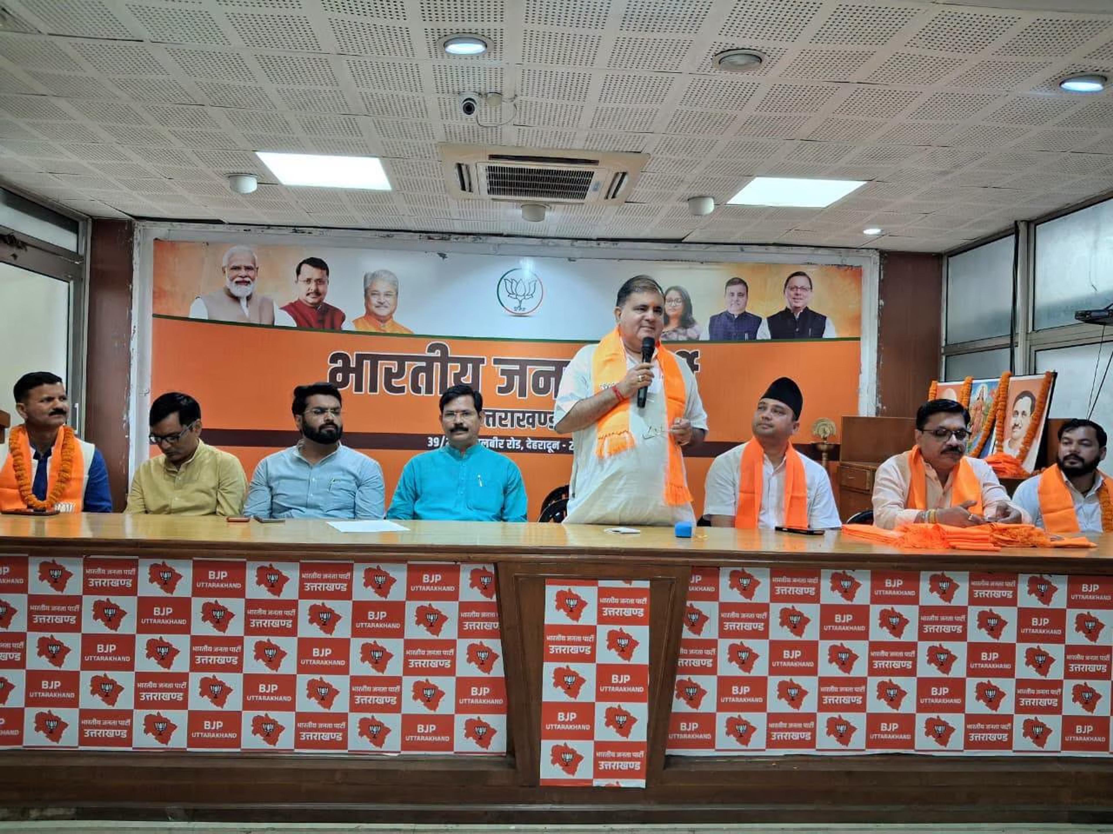 सीएम धामी के गढ़ में बड़ा सियासी फेरबदल: नगर पंचायत अध्यक्ष सहित 31 जनप्रतिनिधियों ने थामा 'कमल'
