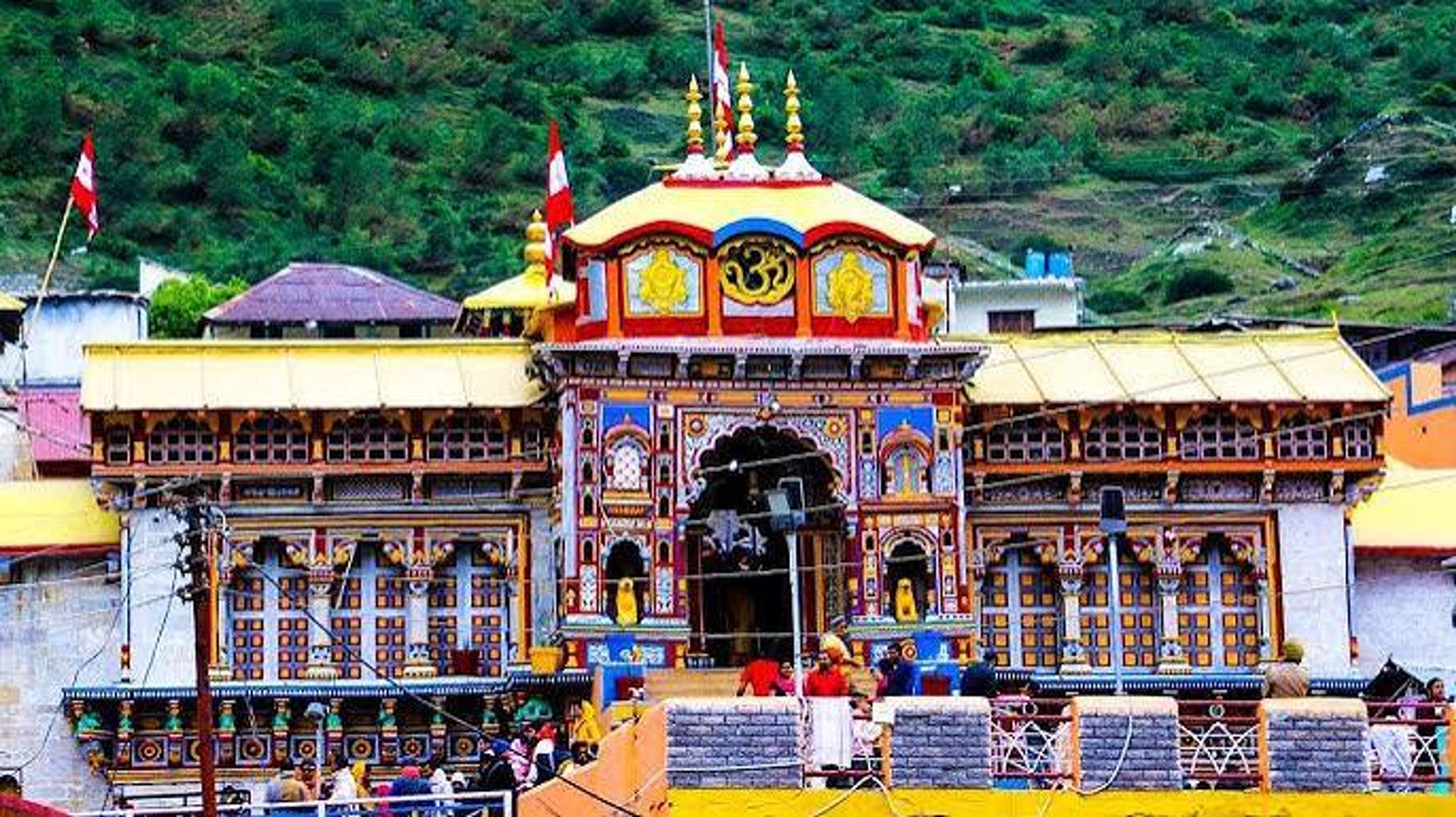 बदरीनाथ धाम में 'देवभूमि कल्चरल फेस्टिवल' पर बवाल: पुरोहित बोले- 'जहां शंख बजाना भी मना, वहां तेज संगीत का शोर क्यों?'