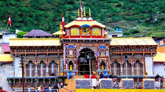 बदरीनाथ धाम में 'देवभूमि कल्चरल फेस्टिवल' पर बवाल: पुरोहित बोले- 'जहां शंख बजाना भी मना, वहां तेज संगीत का शोर क्यों?'