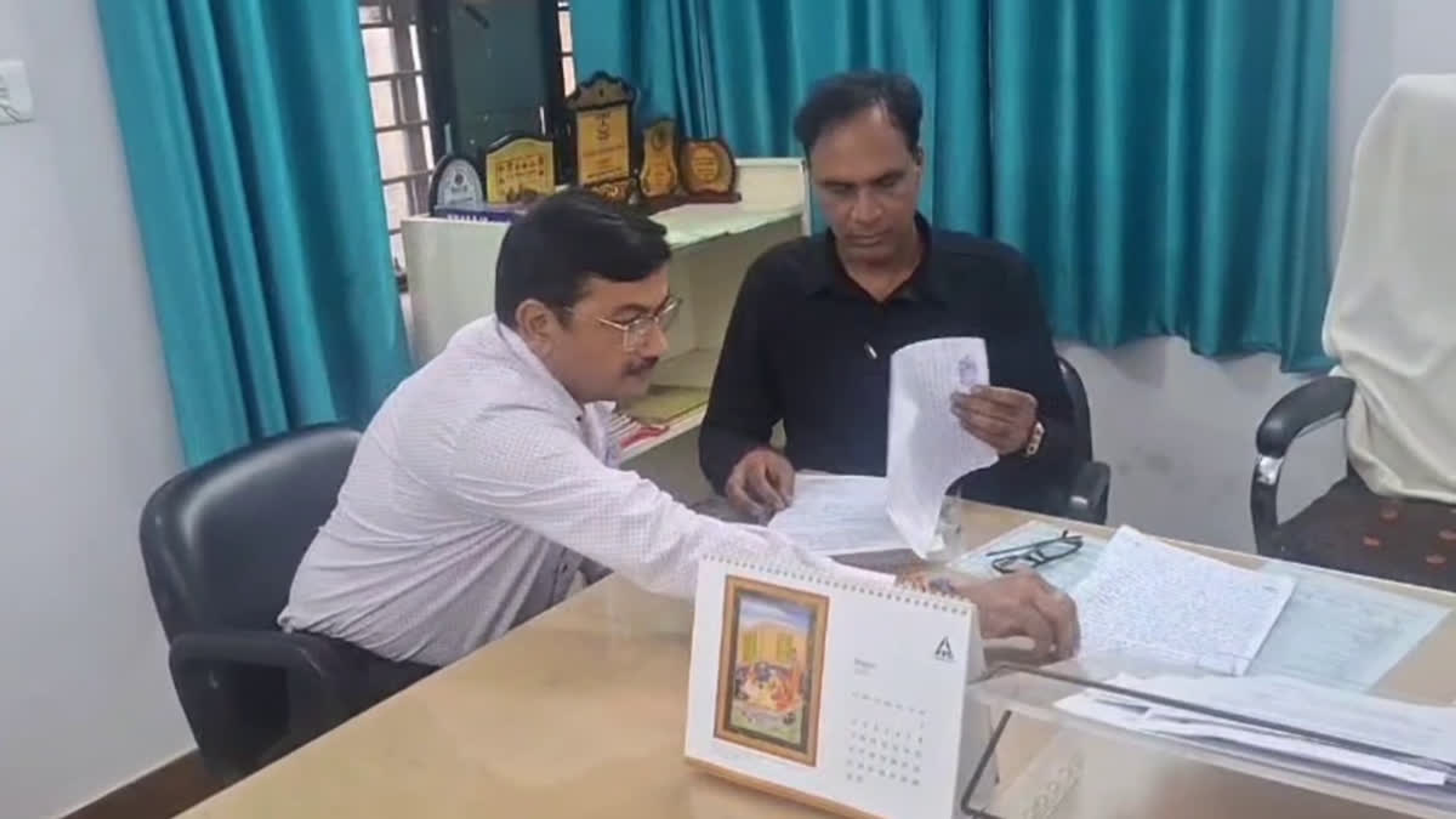 हरिद्वार के पेंटागन मॉल में नामी फूड आउटलेट पर छापा: सड़े प्याज से बन रहा था बर्गर, एक्सपायरी डेट मिटाकर बेच रहे थे रैप