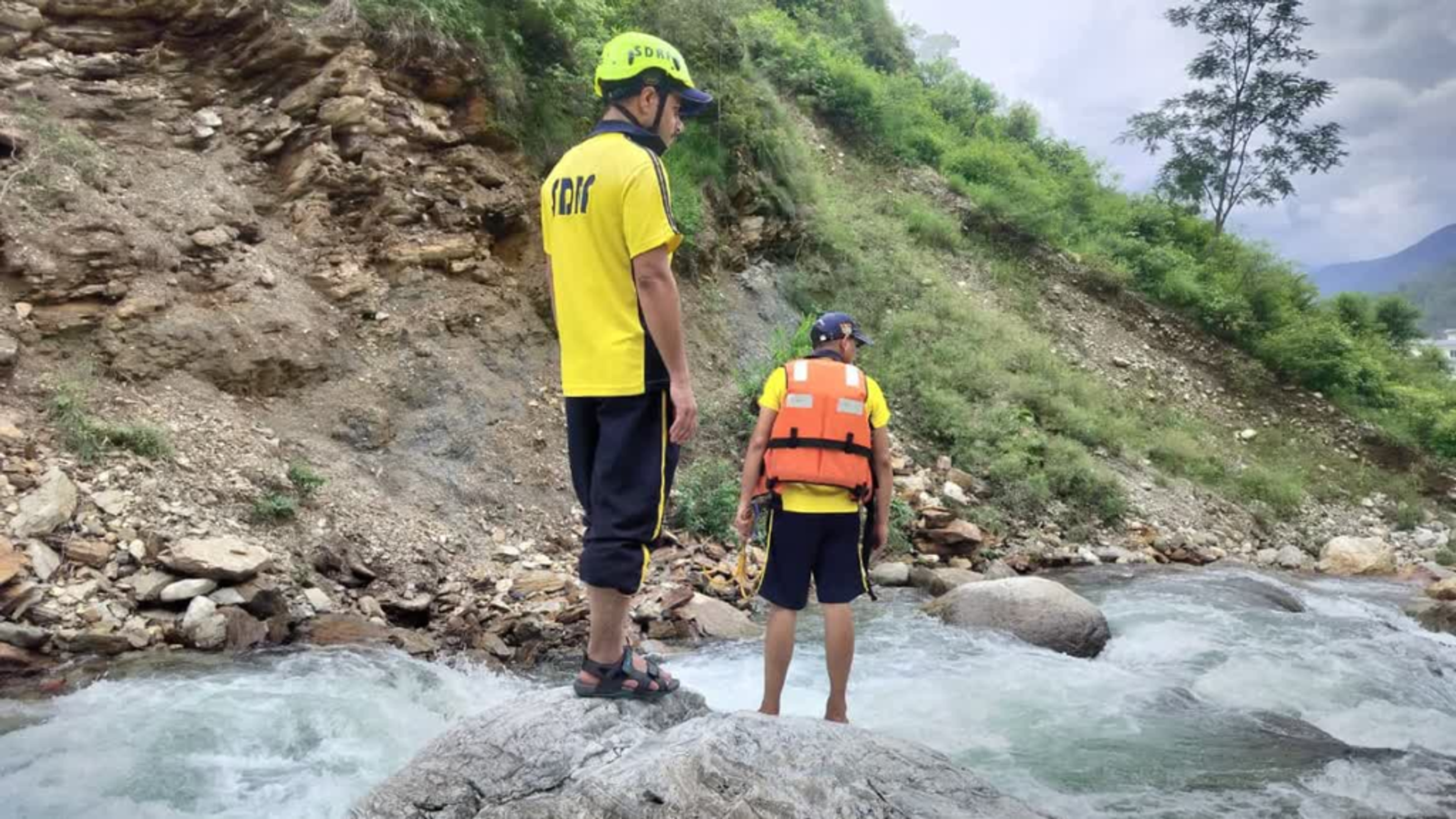 उत्तरकाशी: वरुणा नदी में नहाने गया 18 वर्षीय युवक तेज बहाव में डूबा, एसडीआरएफ और पुलिस का सर्च ऑपरेशन जारी