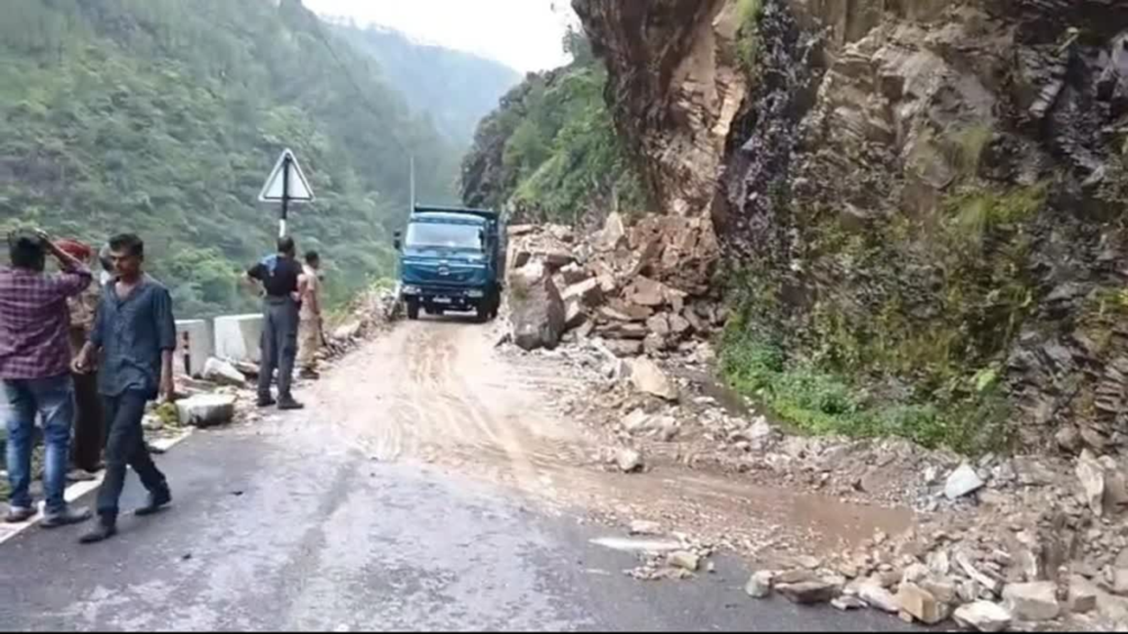 उत्तराखंड में आफत की बारिश: कालसी-चकराता मार्ग बंद, मलबे में फंसी कार; चमोली में भूस्खलन के बाद BRO का त्वरित एक्शन