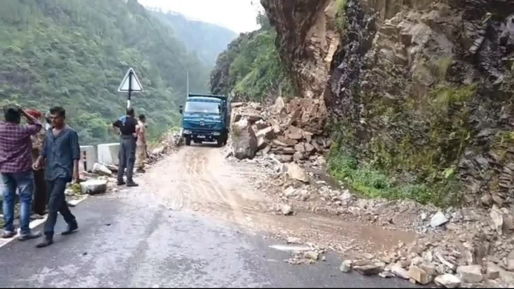 उत्तराखंड में आफत की बारिश: कालसी-चकराता मार्ग बंद, मलबे में फंसी कार; चमोली में भूस्खलन के बाद BRO का त्वरित एक्शन
