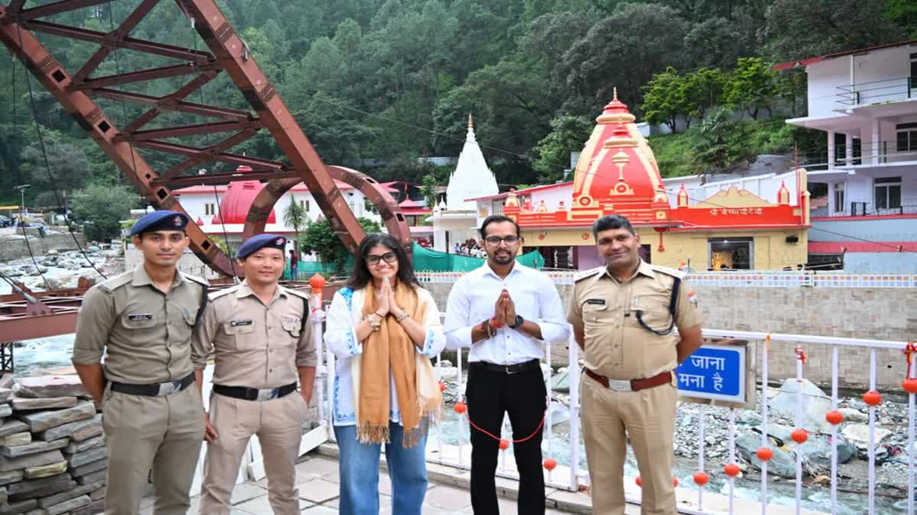 सफलता के झंडे गाड़ रही 'हनुमान अंश', कैंची धाम पहुंचीं युवा प्रोड्यूसर अनुप्रिया नागर, बाबा के दर पर टेका मत्था