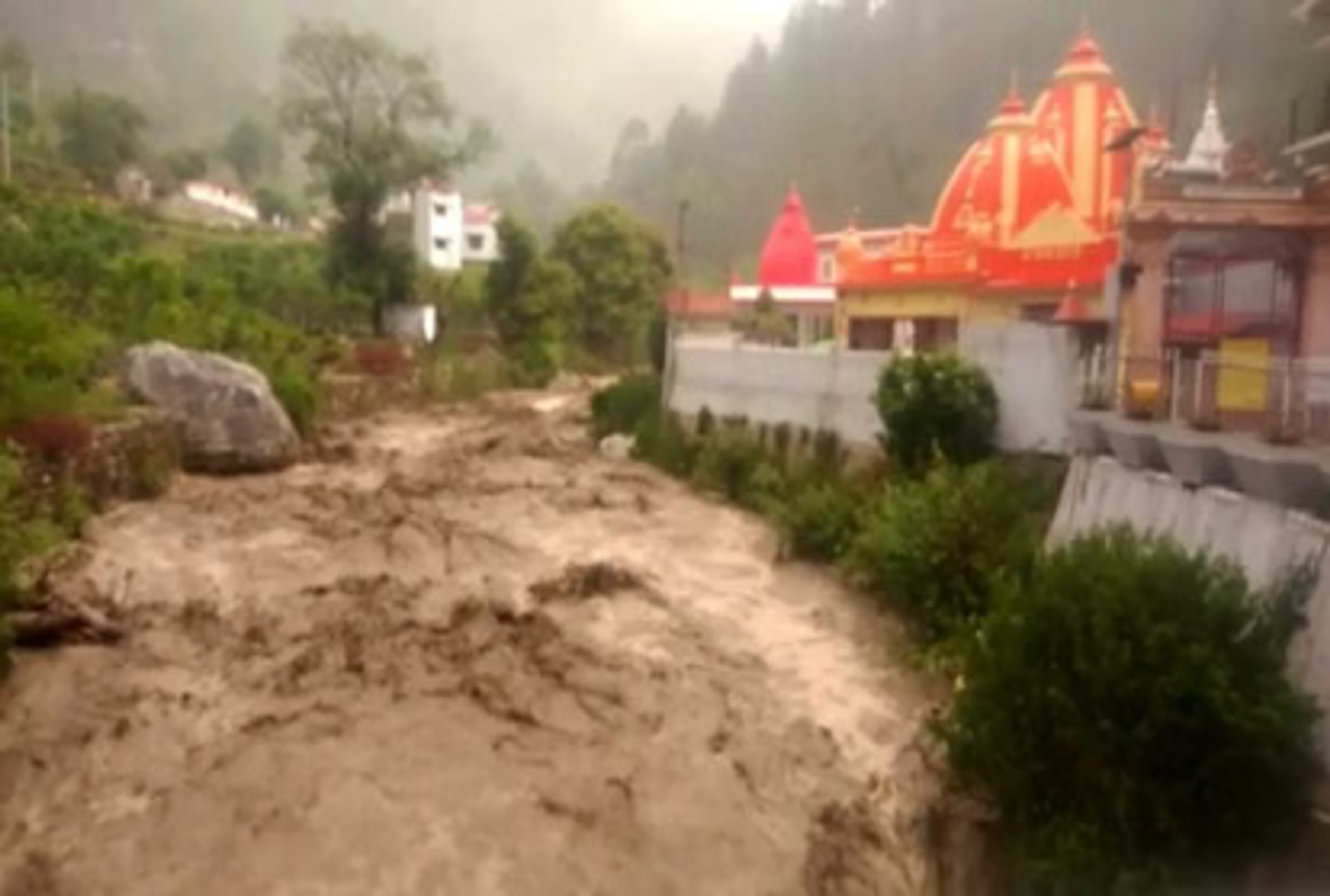उत्तराखंड में भारी बारिश से नदियां उफान पर: कैंची धाम में शिप्रा नदी ने दिखाया रौद्र रूप, नैनीताल और चमोली में अलर्ट जारी