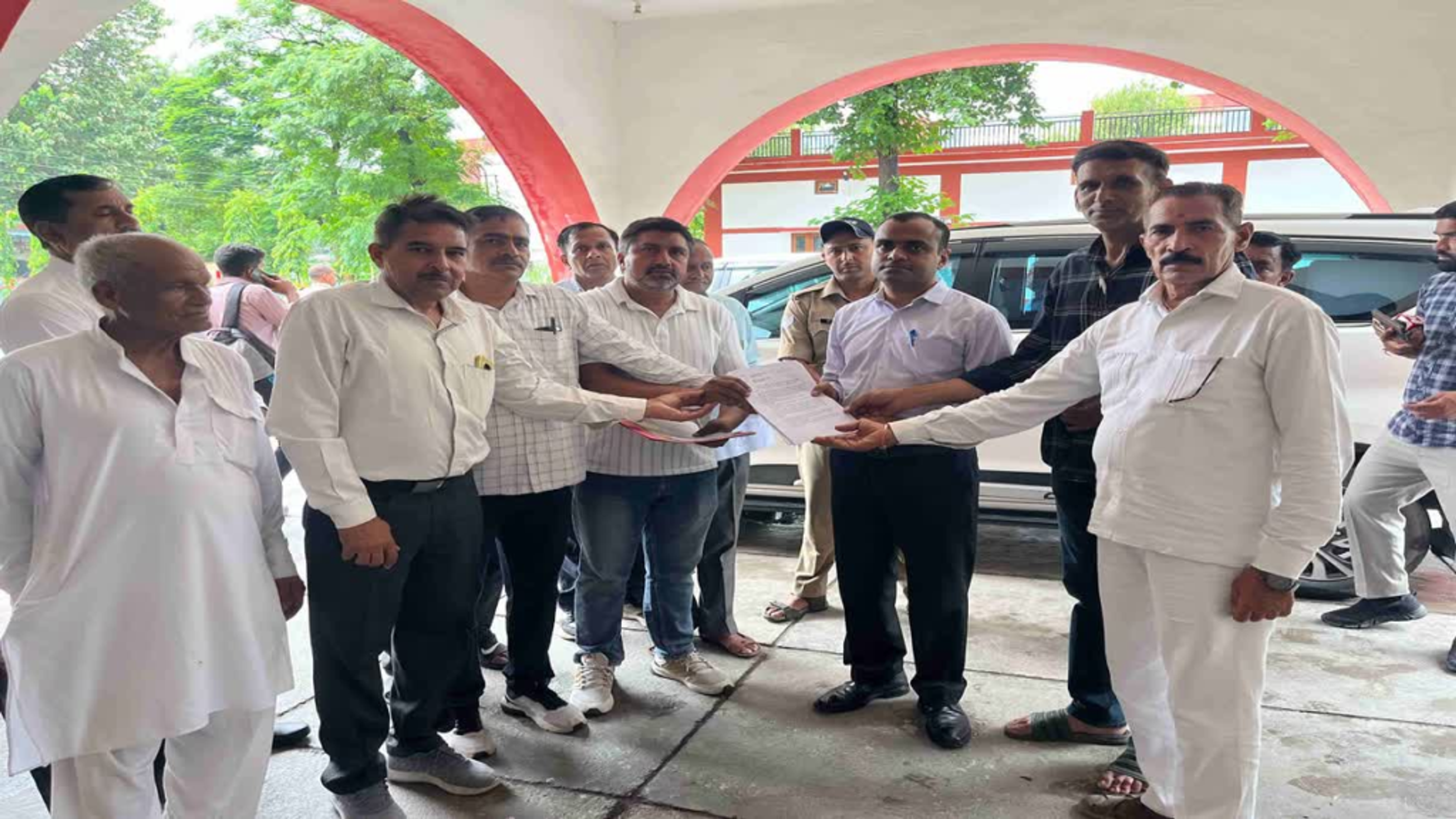 हरिद्वार: गंगा एक्सप्रेस-वे को लेकर किसानों की महापंचायत, जमीन देने से इनकार कर डीएम को सौंपा ज्ञापन