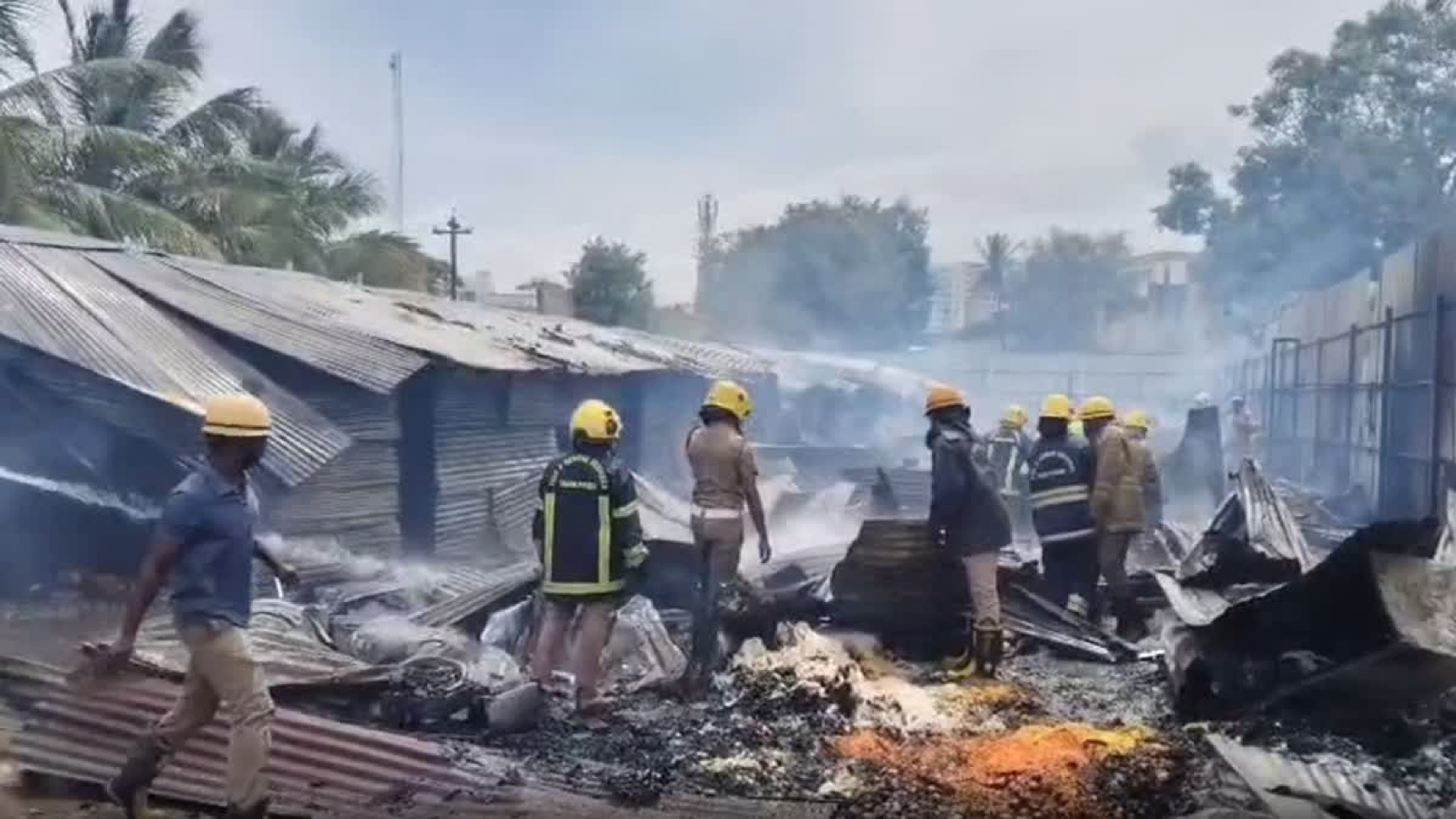 कोयंबटूर में भीषण अग्निकांड: एक के बाद एक फटे 7 गैस सिलेंडर, जलकर राख हुए 40 टिन शेड; टला बड़ा हादसा