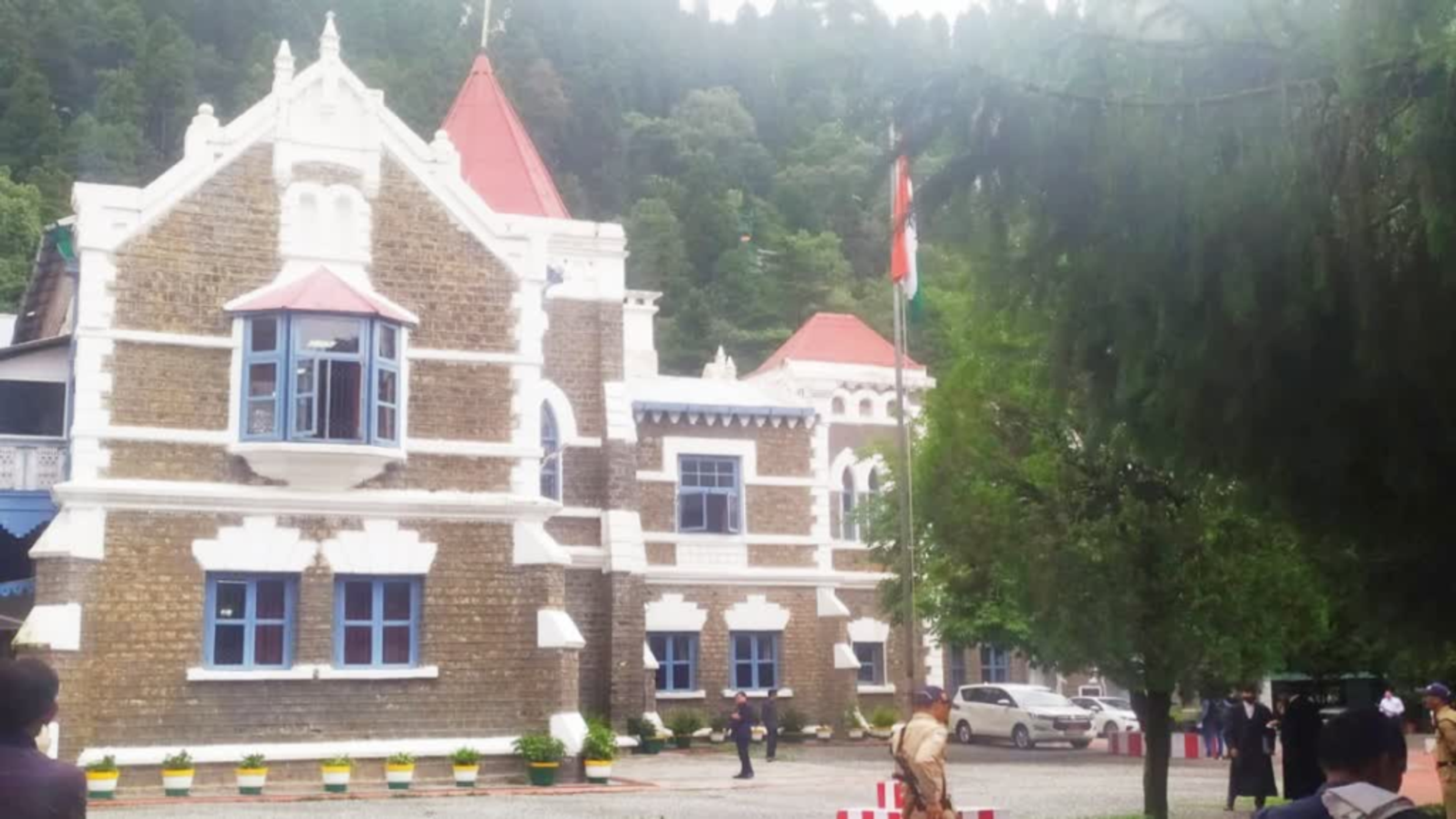 उत्तराखंड के धार्मिक स्थलों और बुग्यालों में प्लास्टिक से तबाह हो रहा पर्यावरण; हाईकोर्ट ने मुख्य सचिव से मांगा जवाब