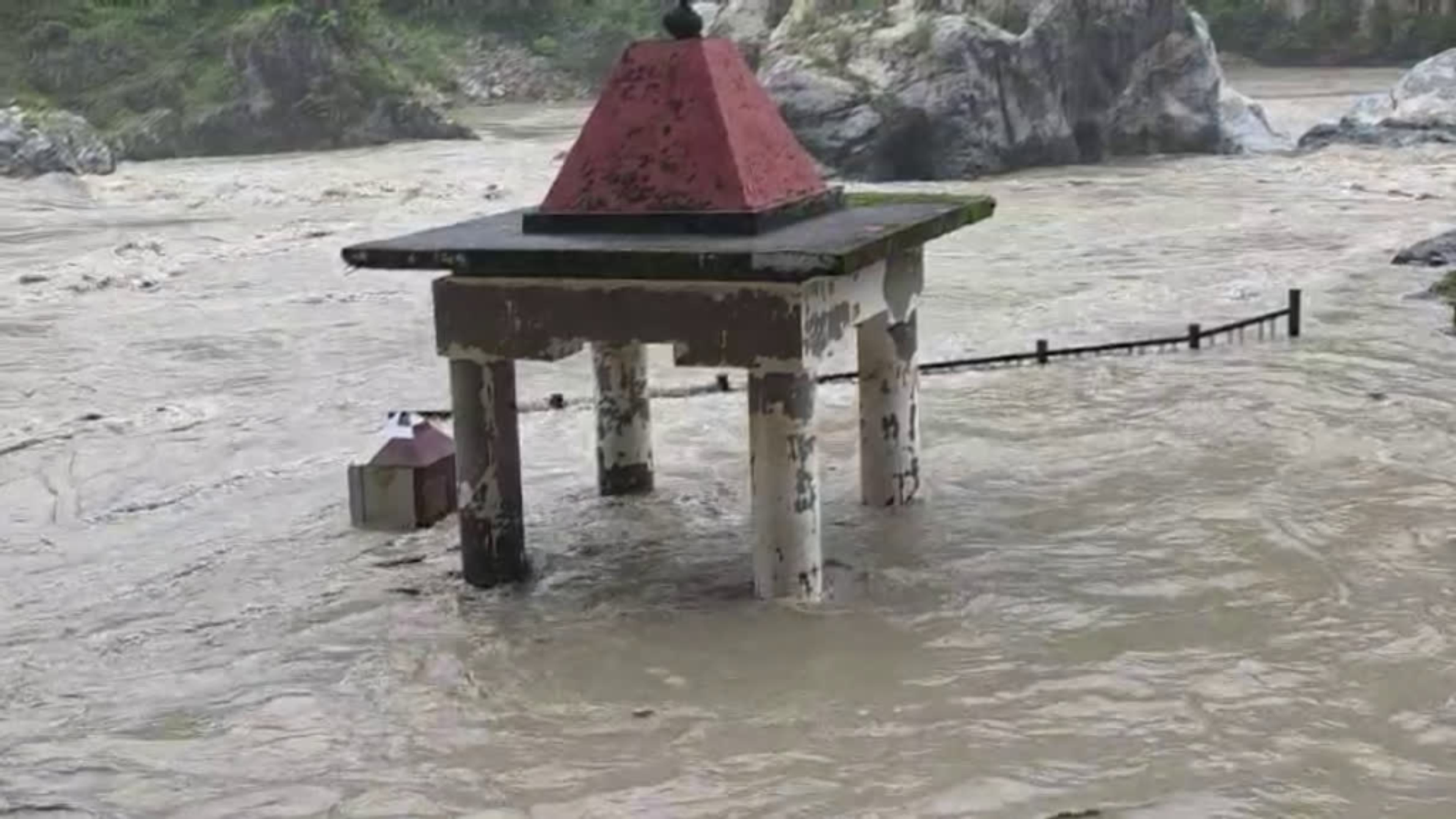 देवभूमि में सावन का अद्भुत नजारा: कोटेश्वर महादेव की गुफा तक पहुंची अलकनंदा, श्रद्धालुओं ने माना दैवीय संयोग