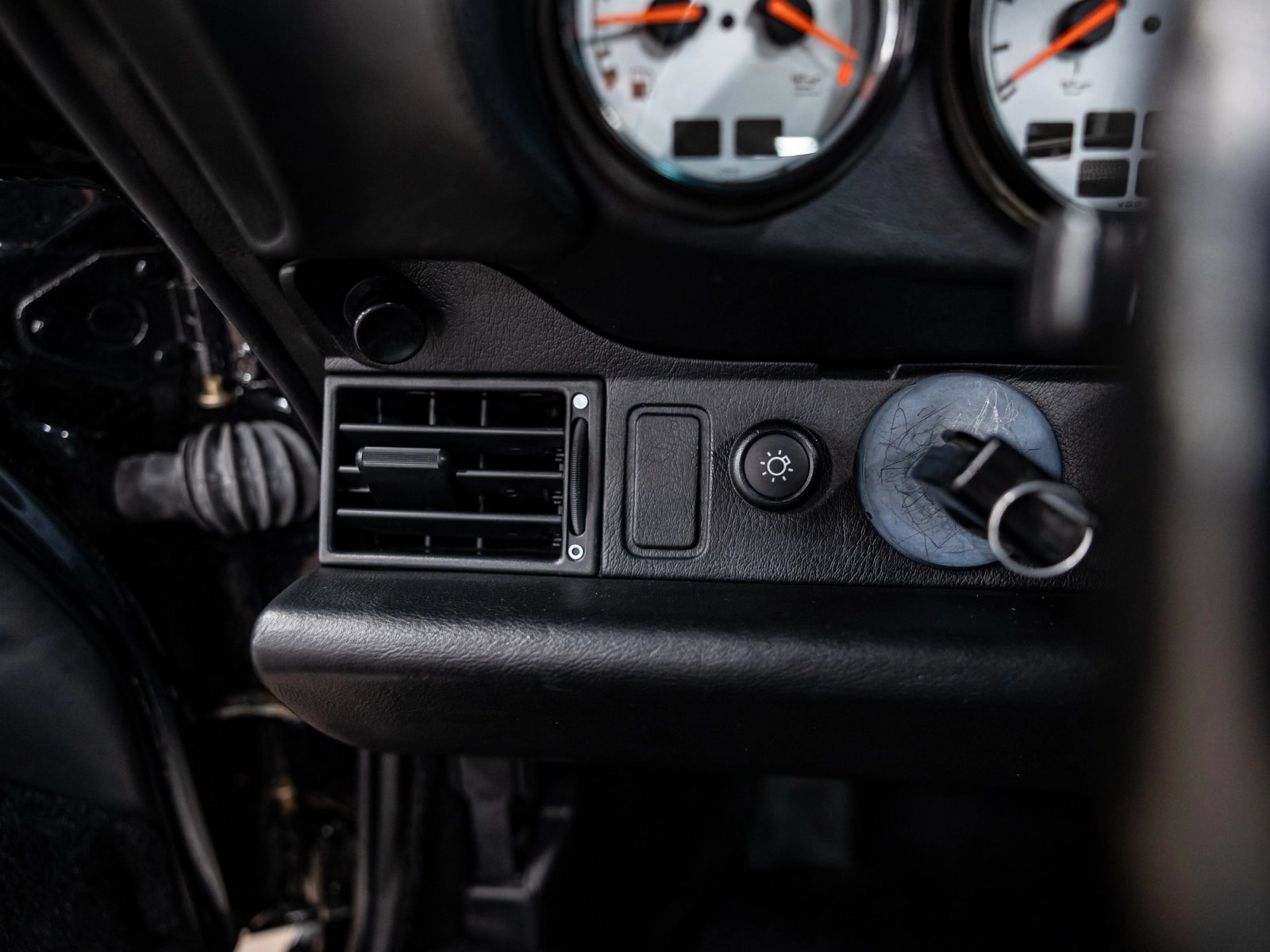1996 Porsche 911 Turbo Interior 25