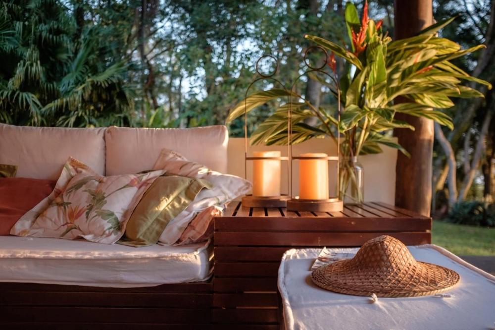 Ambiente interno com madeira e elementos naturais