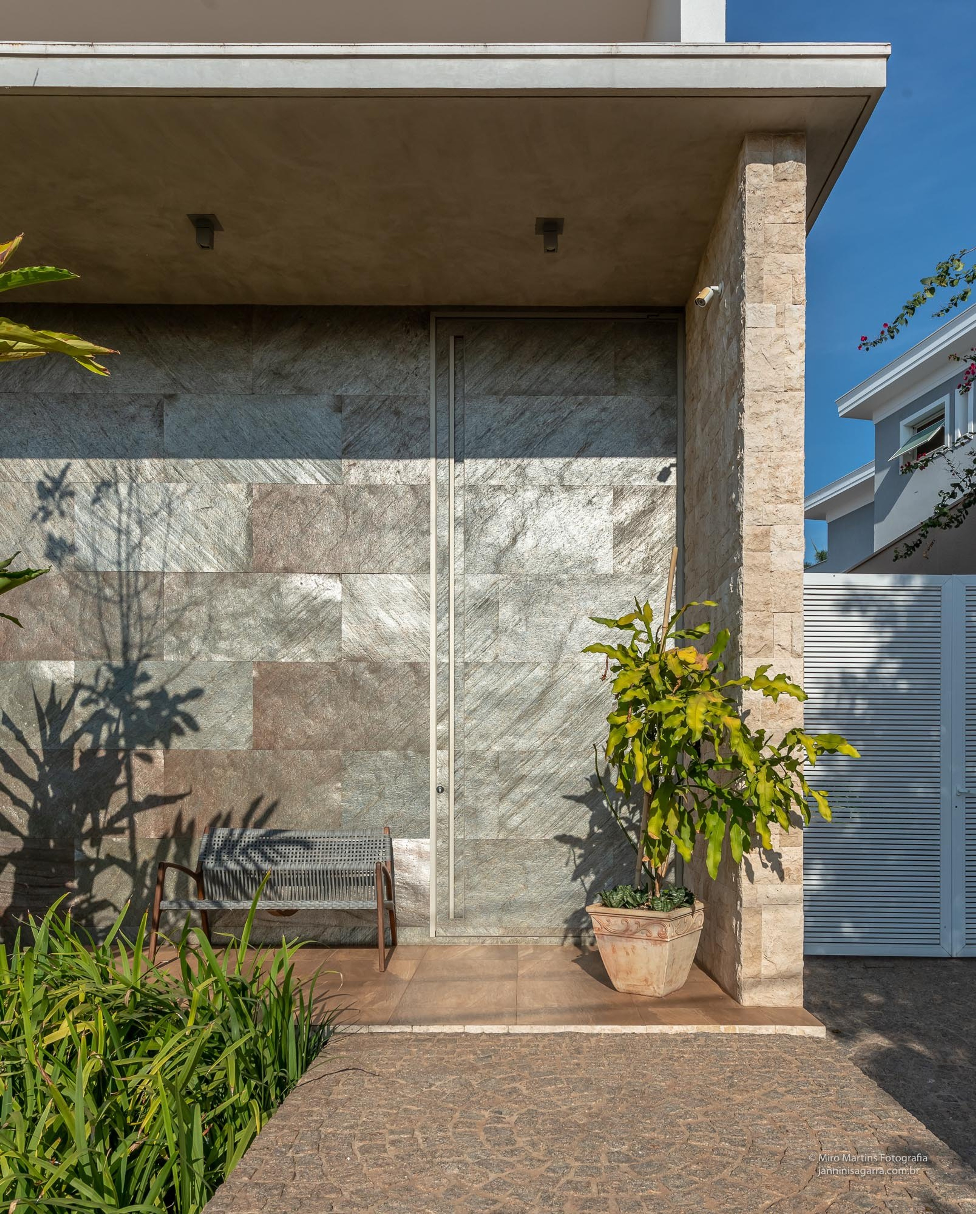 Residência VAL — Detalhe da entrada principal