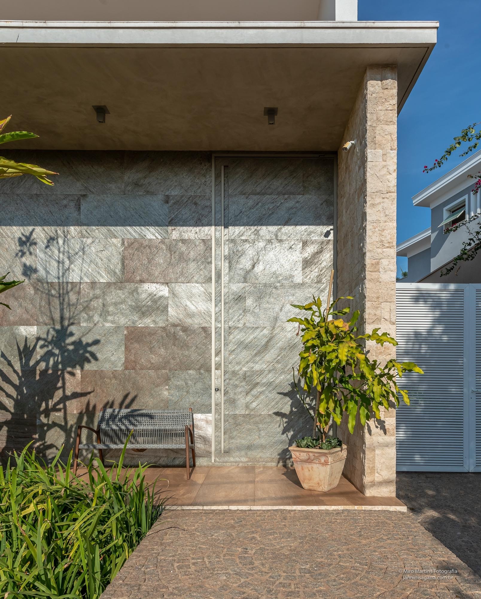 Residência VAL — Detalhe da entrada principal