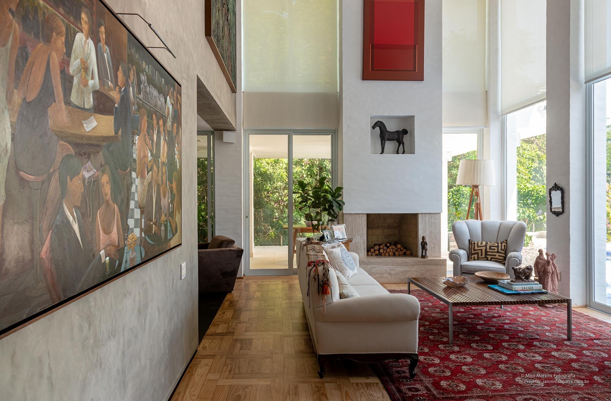 Residência AAA — Sala de estar com pé direito duplo