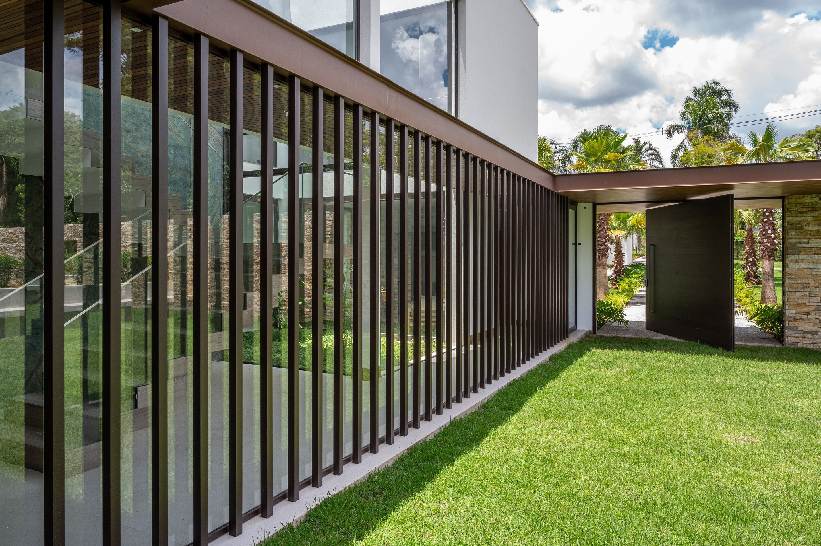Residência SCA — Corredor externo com brises