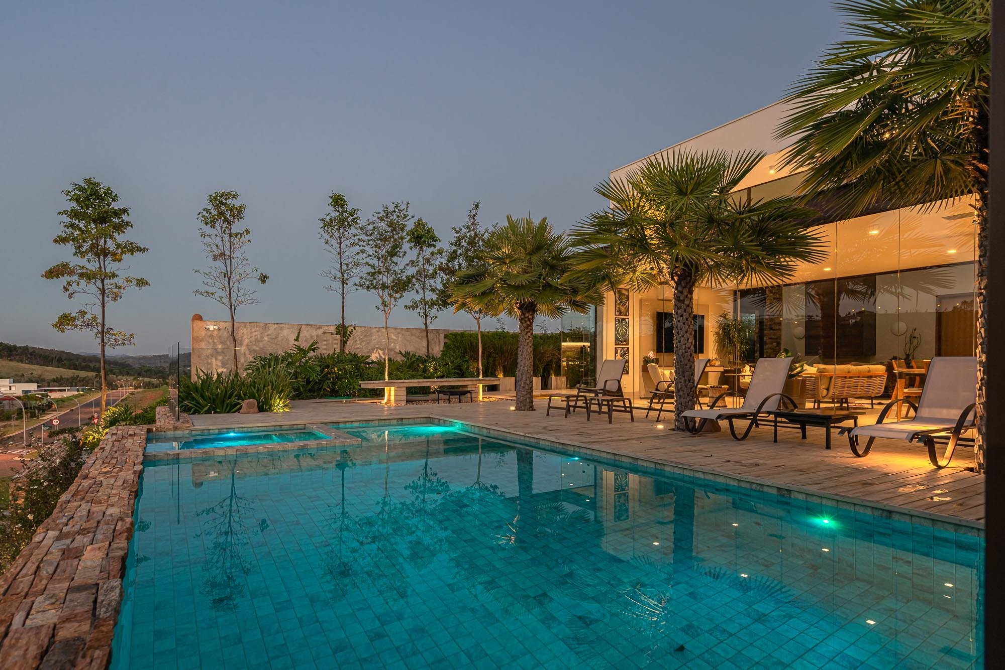 Residência ZOG — Piscina iluminada ao entardecer
