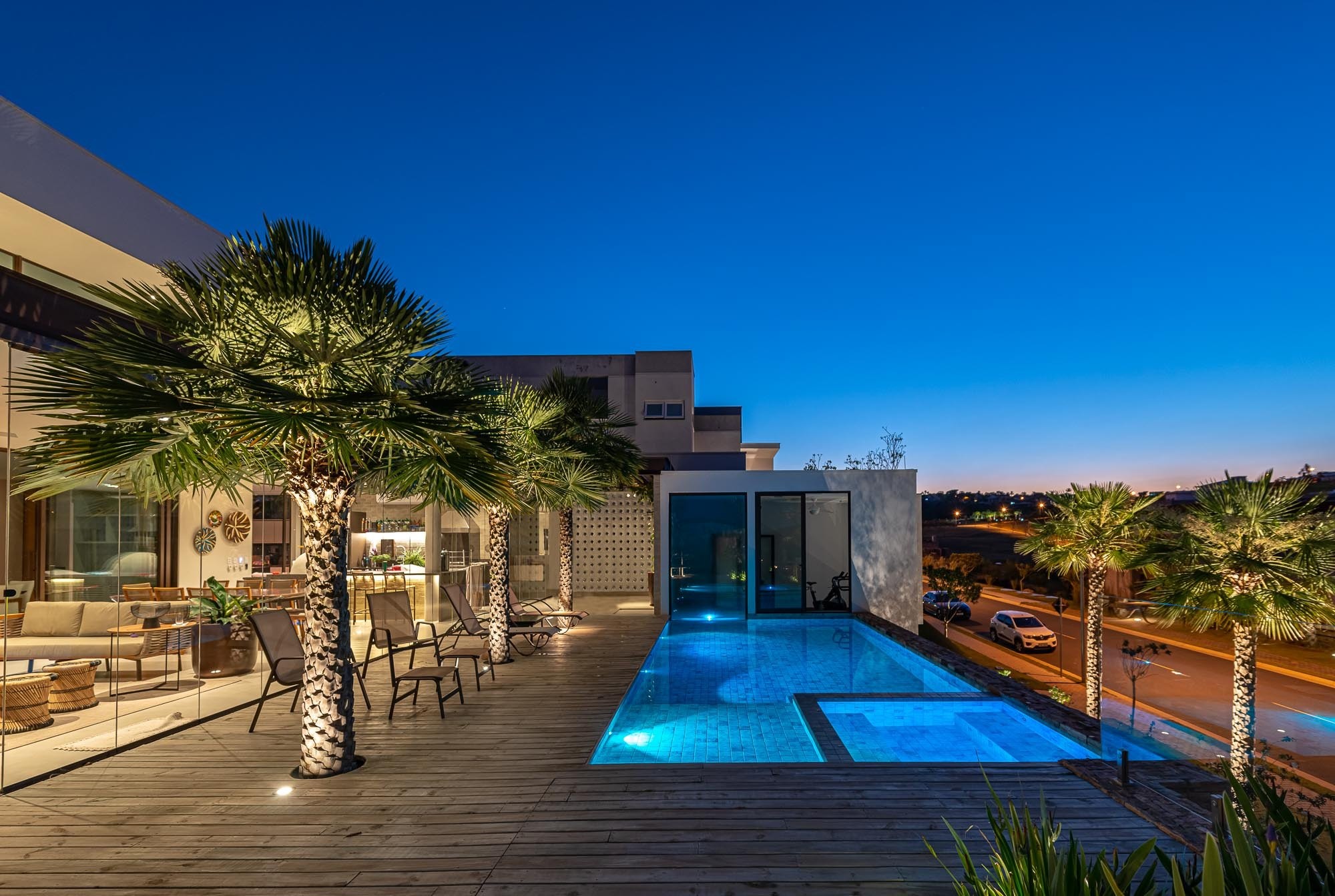 Residência ZOG — Piscina e fachada noturnas