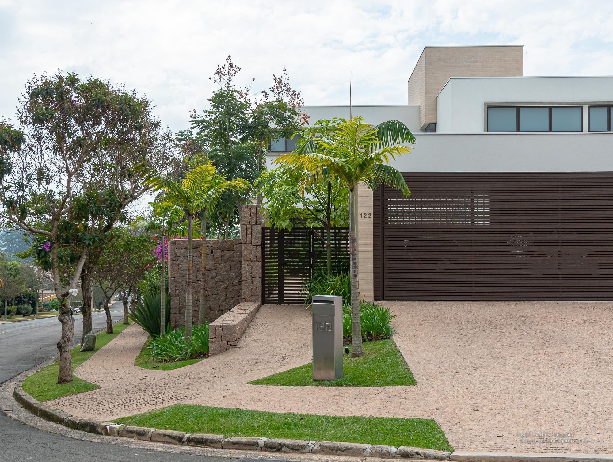 Residência SCH — Fachada frontal com garagem