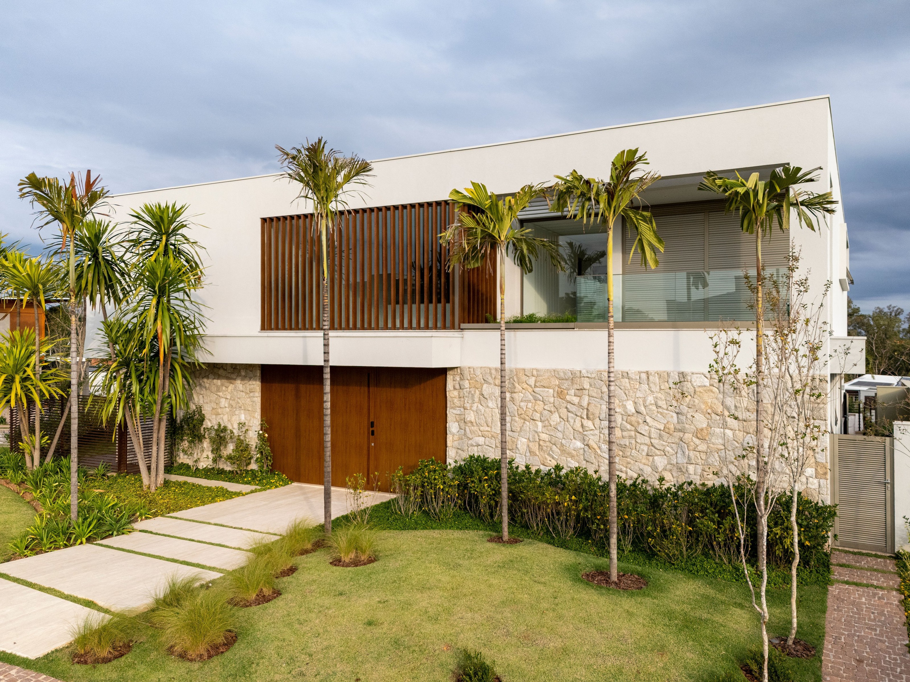Residência MOR — Fachada frontal com paisagismo